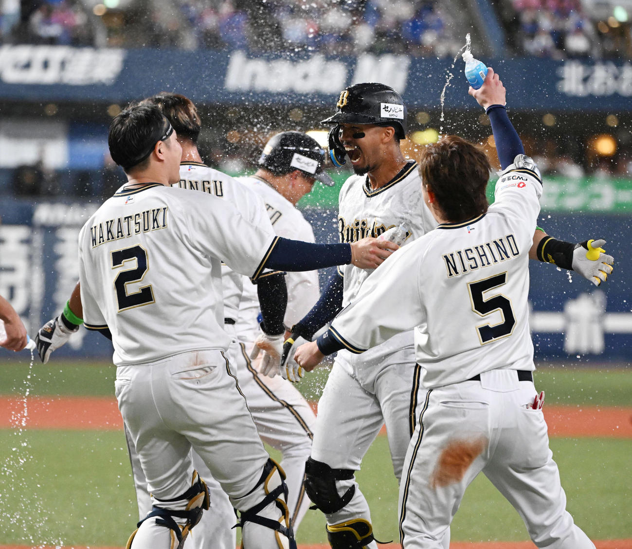 オリックス対中日　9回裏オリックス1死一、三塁、サヨナラ犠飛を放った宗はナインからウオーターシャワーを浴びる（撮影・和賀正仁）