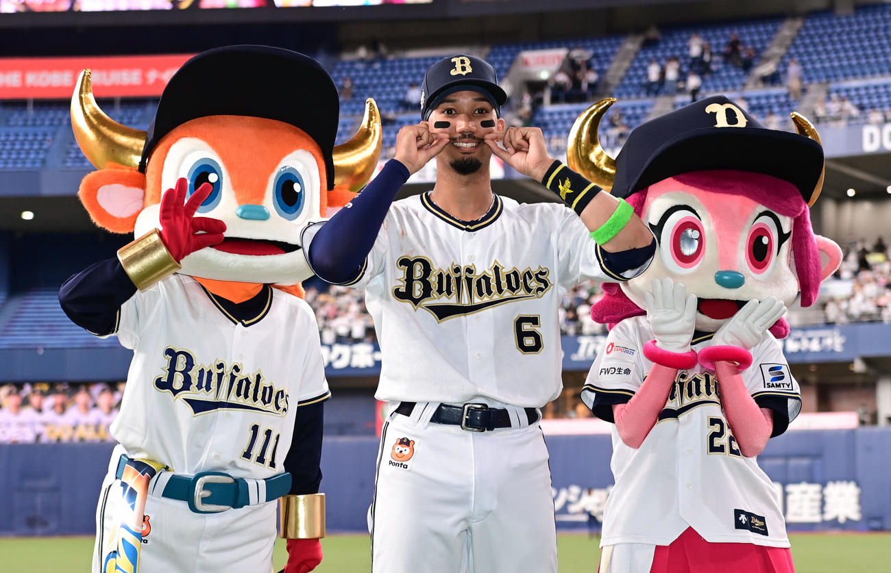 オリックス対中日　「オリ髭デー」でヒーローとなりポーズを取る宗（撮影・和賀正仁）
