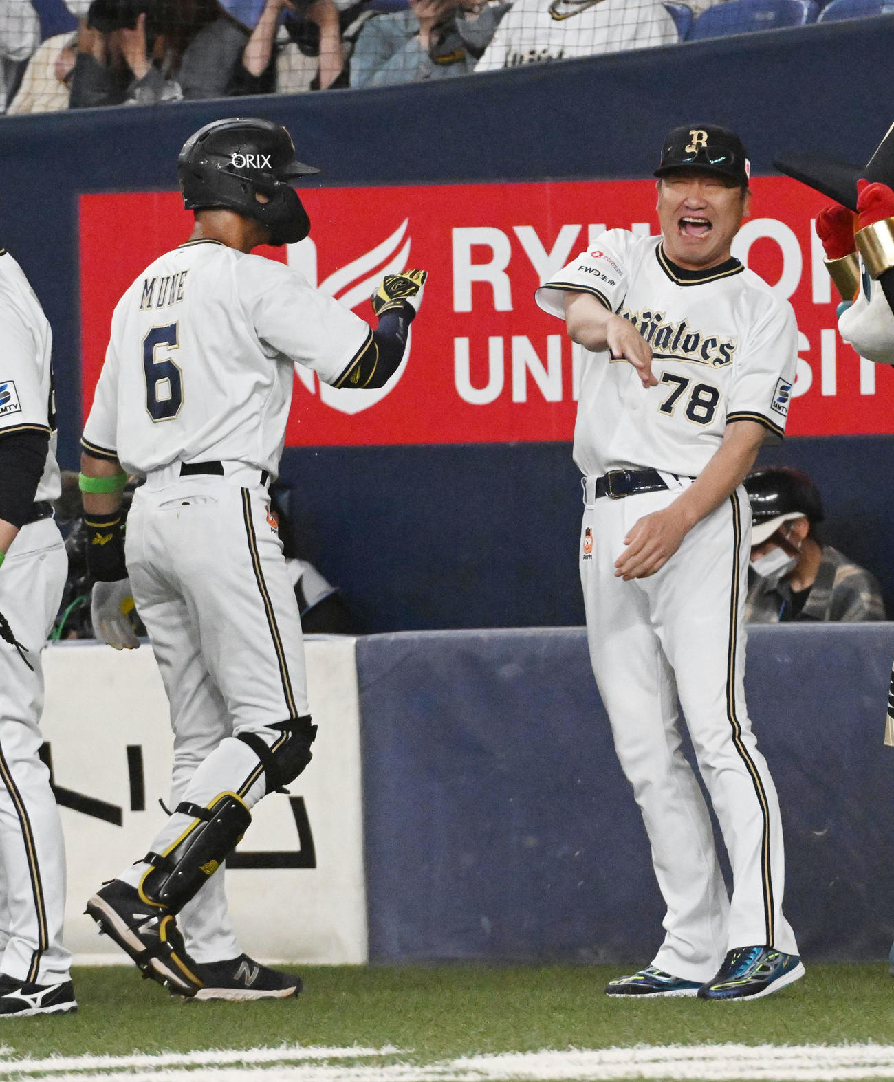 オリックス対中日　サヨナラ左犠飛を放った宗（左）と歓喜のタッチをする中嶋監督（撮影・前岡正明）