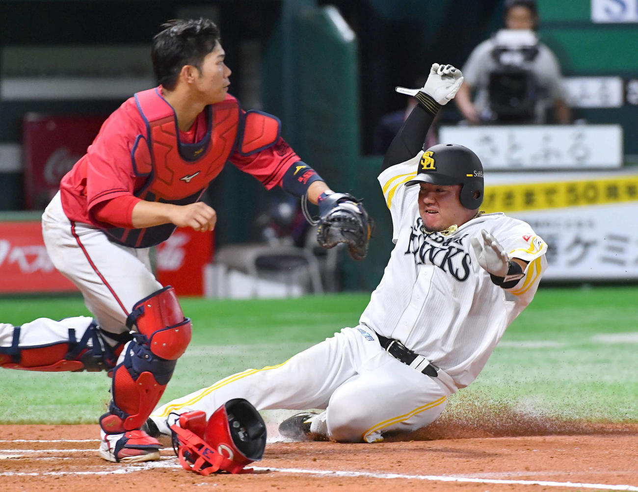ソフトバンク対広島　8回裏ソフトバンク1死一、三塁、栗原の左勝ち越し犠飛で生還する山川（撮影・岩下翔太）