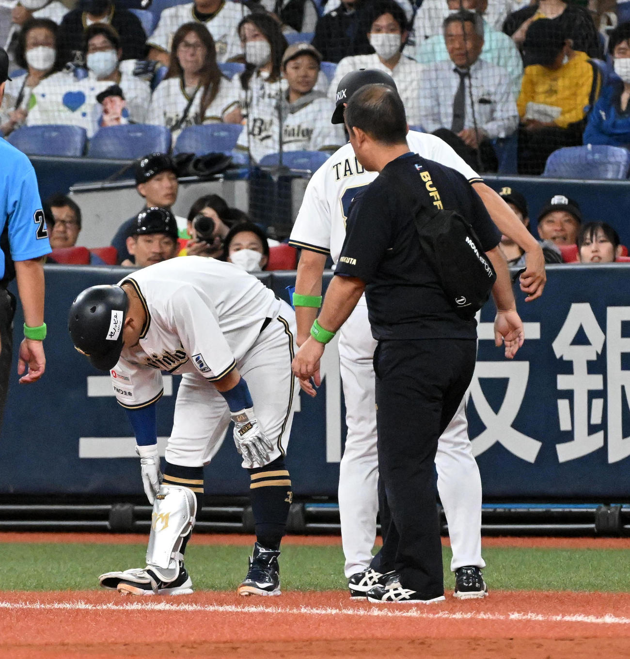 オリックス対中日　4回裏オリックス1死一塁、三ゴロ併殺に倒れた森にアクシデントが発生（撮影・前岡正明）
