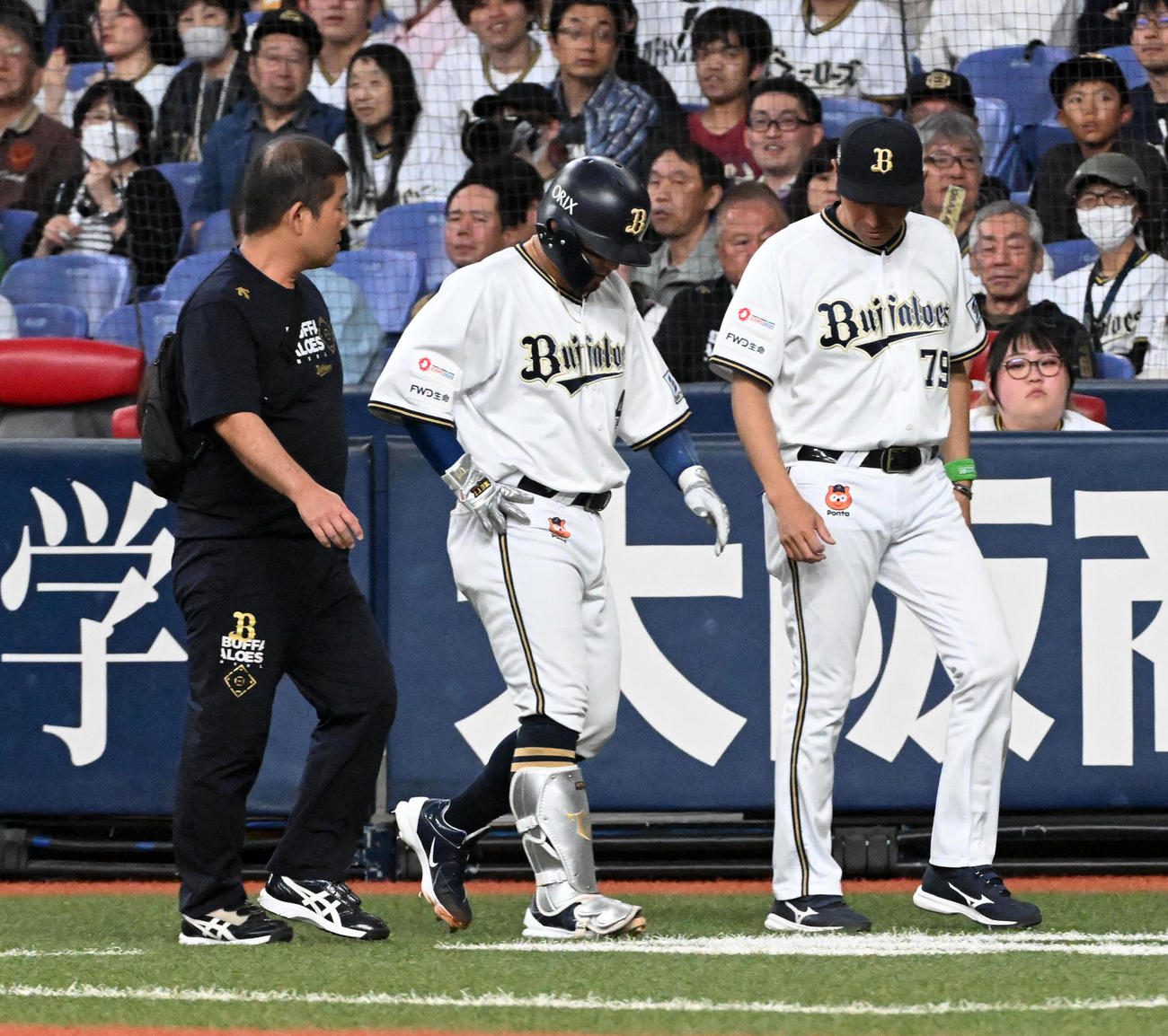 オリックス対中日　4回裏オリックス1死一塁、三ゴロ併殺に倒れた森にアクシデントが発生（撮影・前岡正明）