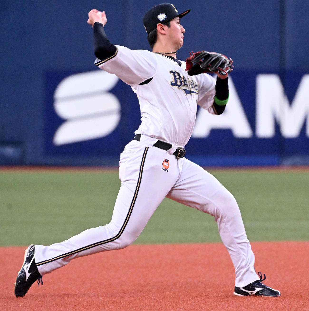 オリックス対中日　2回表中日無死、岡林の遊撃への打球を紅林が一塁へ悪送球（撮影・前岡正明）