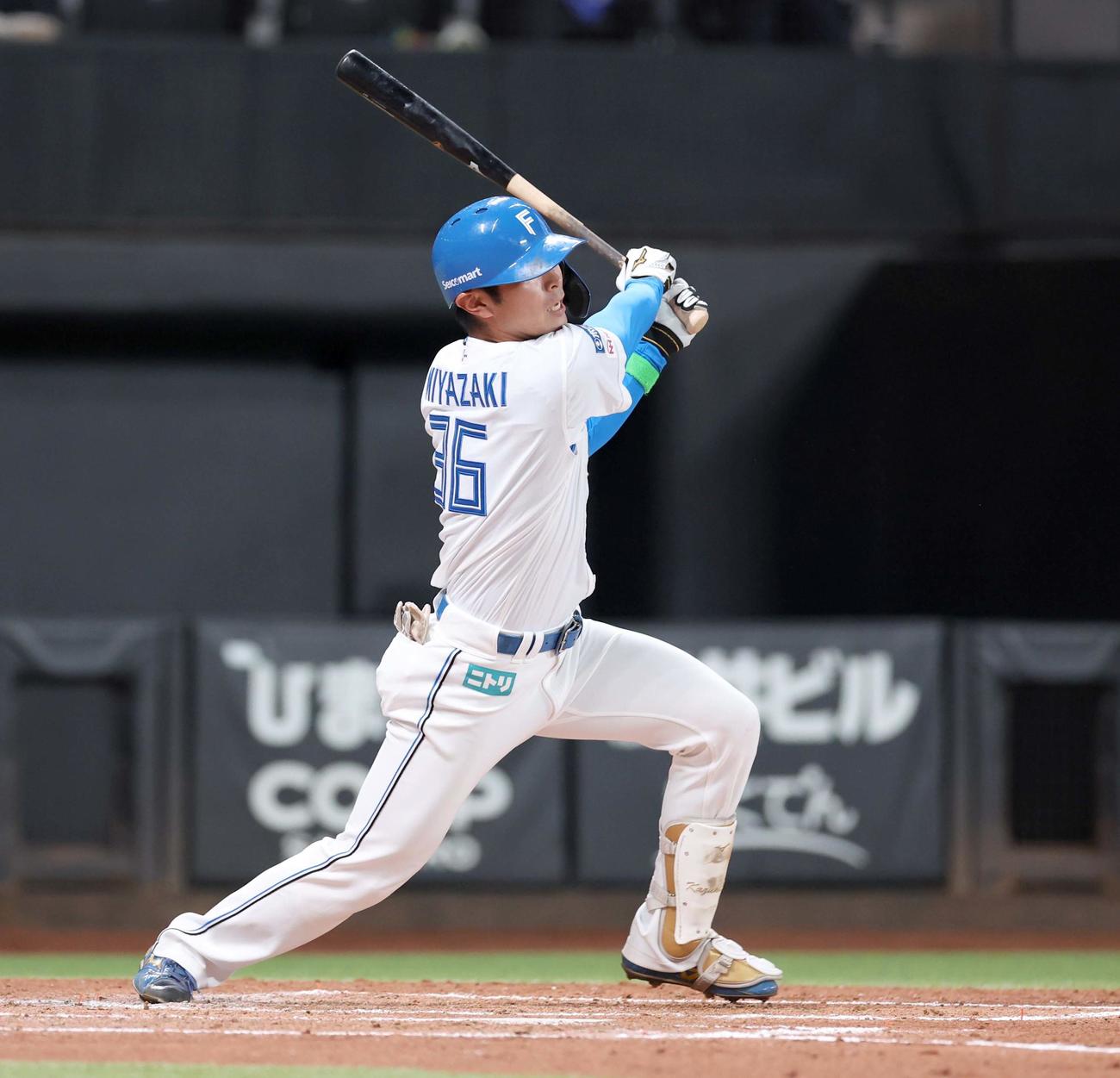 日本ハム対DeNA 2回裏日本ハム2死一塁、右前打を放つ宮崎（撮影・黒川智章）
