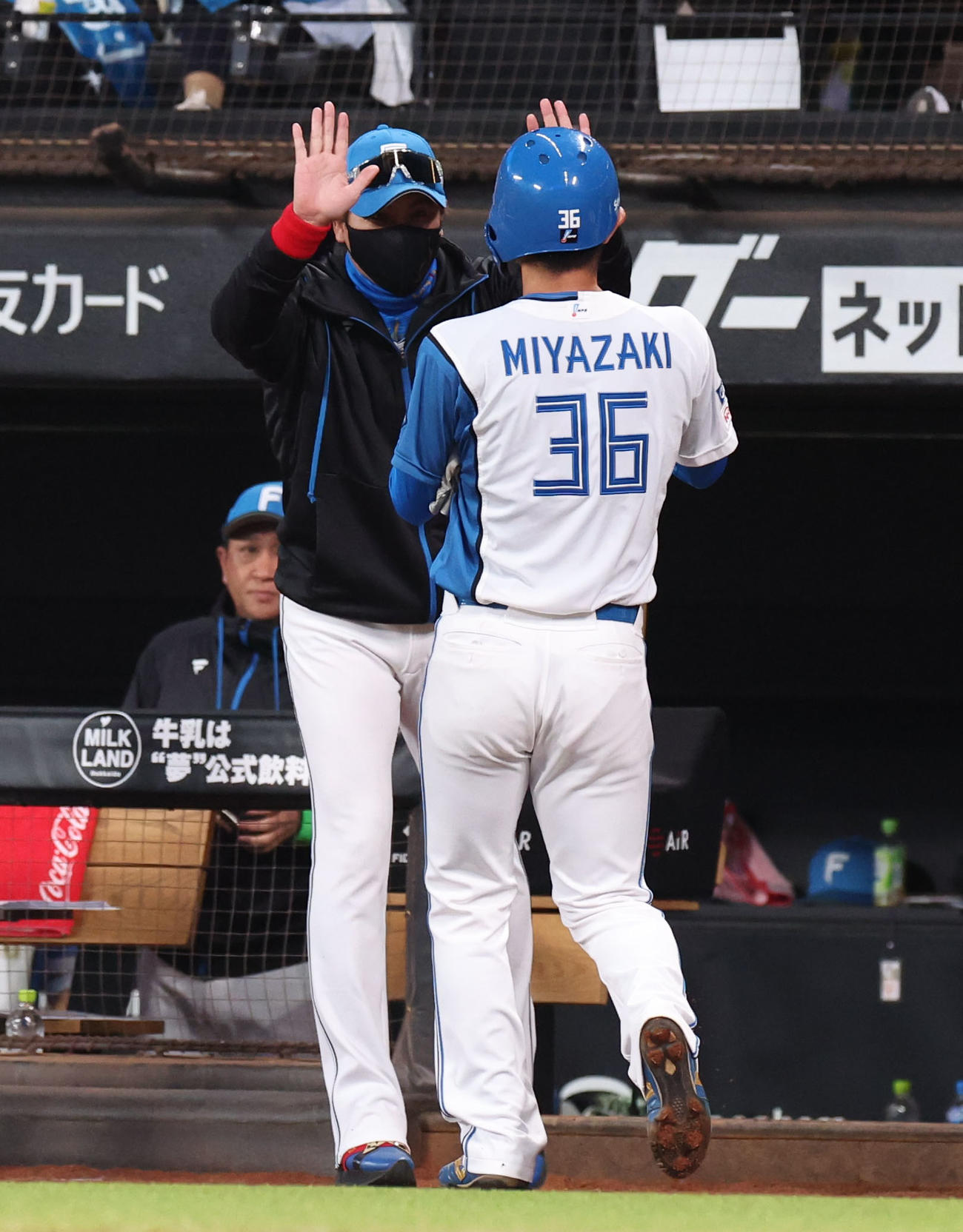 日本ハム対DeNA 2回裏、新庄監督（左）はプロ初安打を放った宮崎を出迎える（撮影・佐藤翔太）