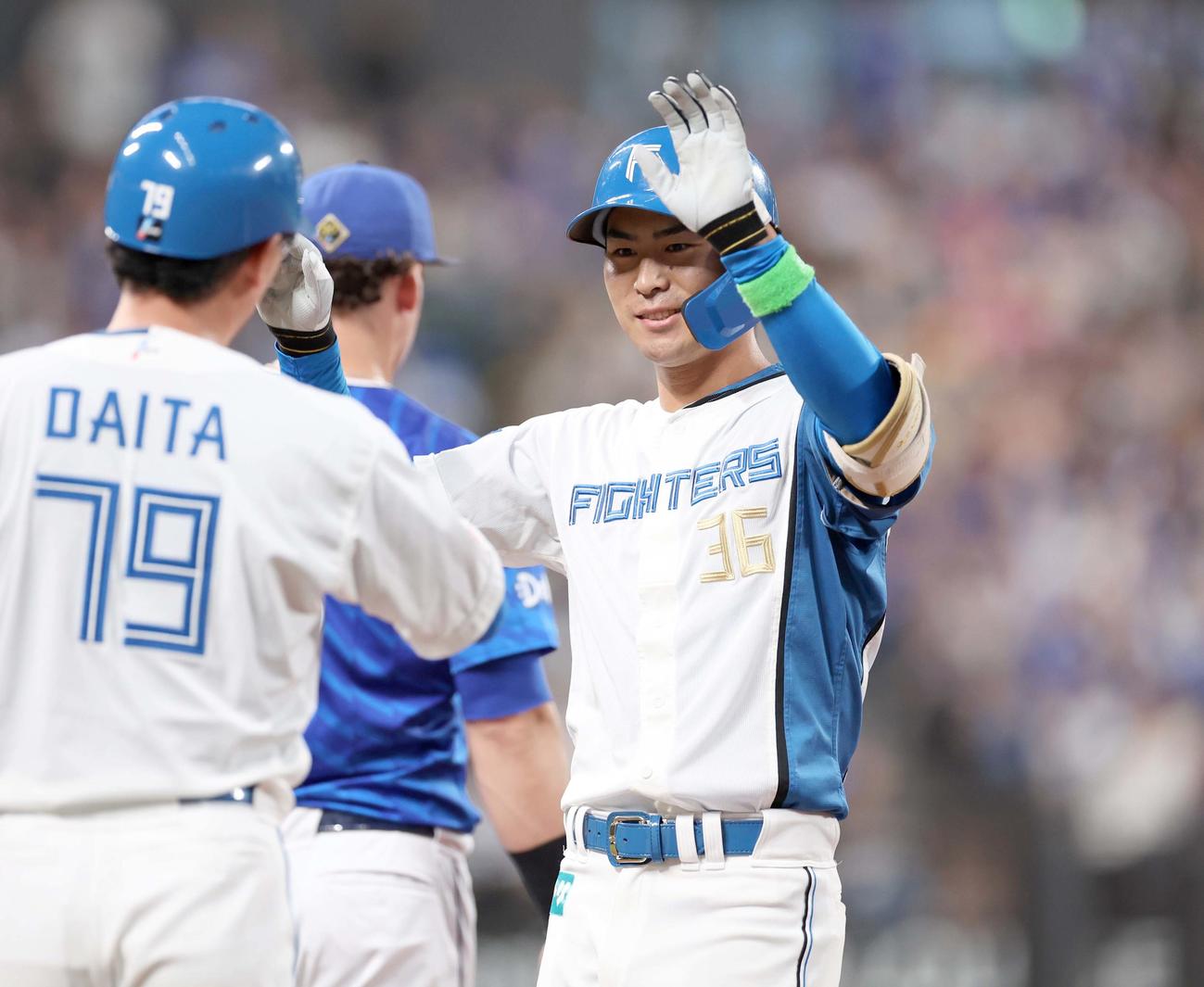 日本ハム対DeNA 2回裏日本ハム2死一塁、右前打を放ち笑顔の宮崎（撮影・黒川智章）