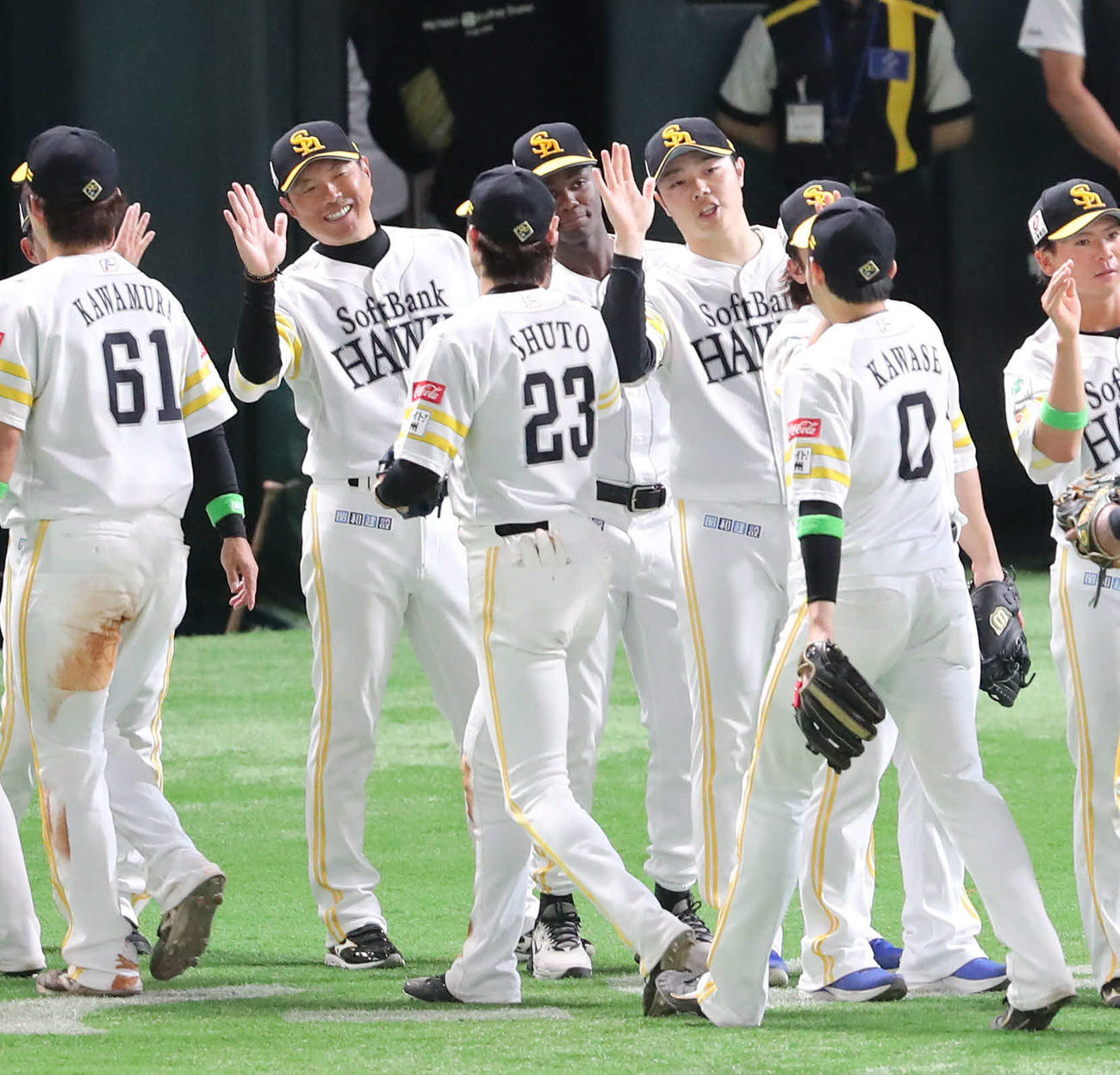 ソフトバンク対広島　広島に勝利を飾ったソフトバンク小久紀監督（左から2人目）はナインを笑顔で出迎える（撮影・梅根麻紀）