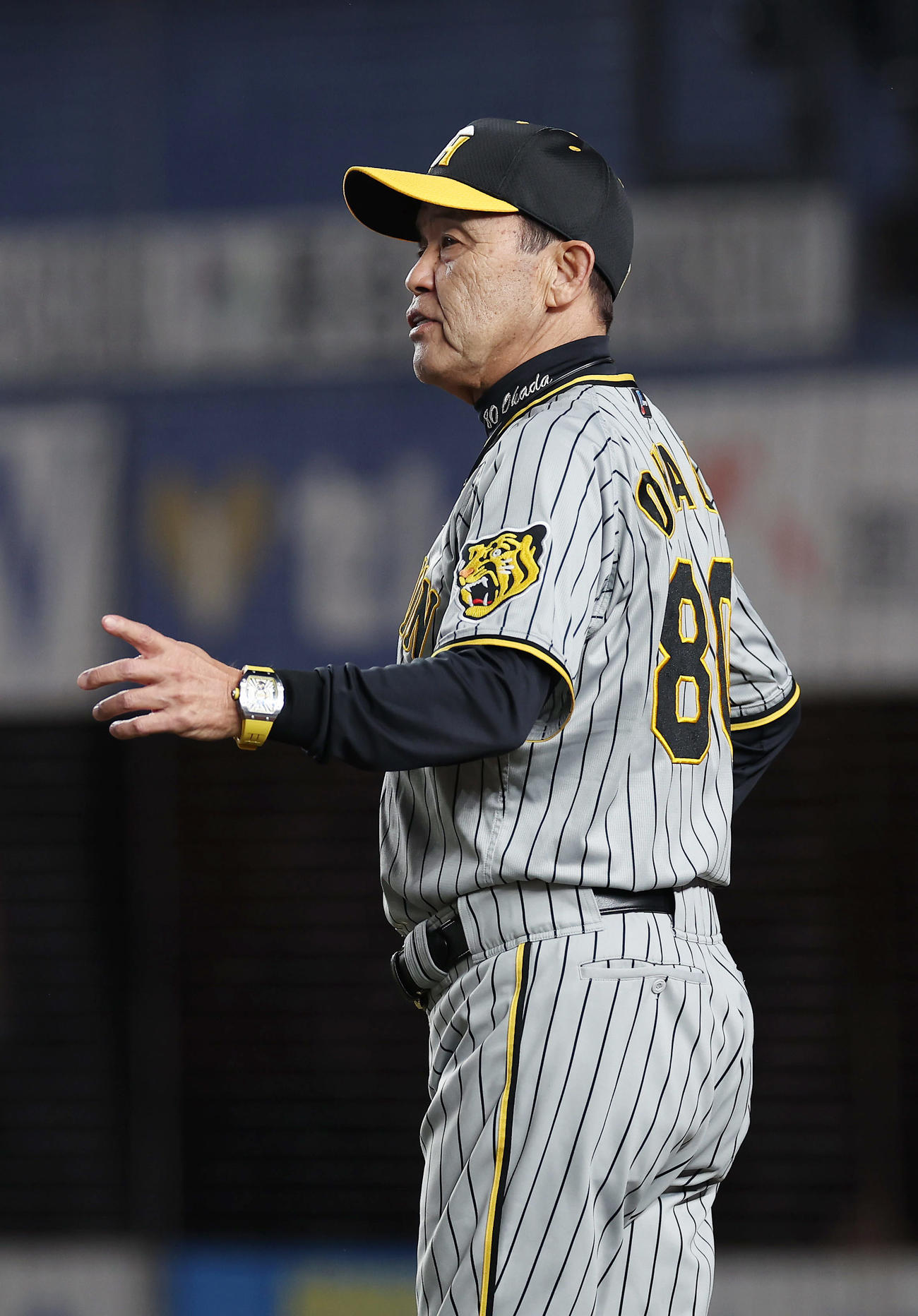ロッテ対阪神　8回表を終え、選手交代を告げる阪神岡田監督（撮影・前田充）