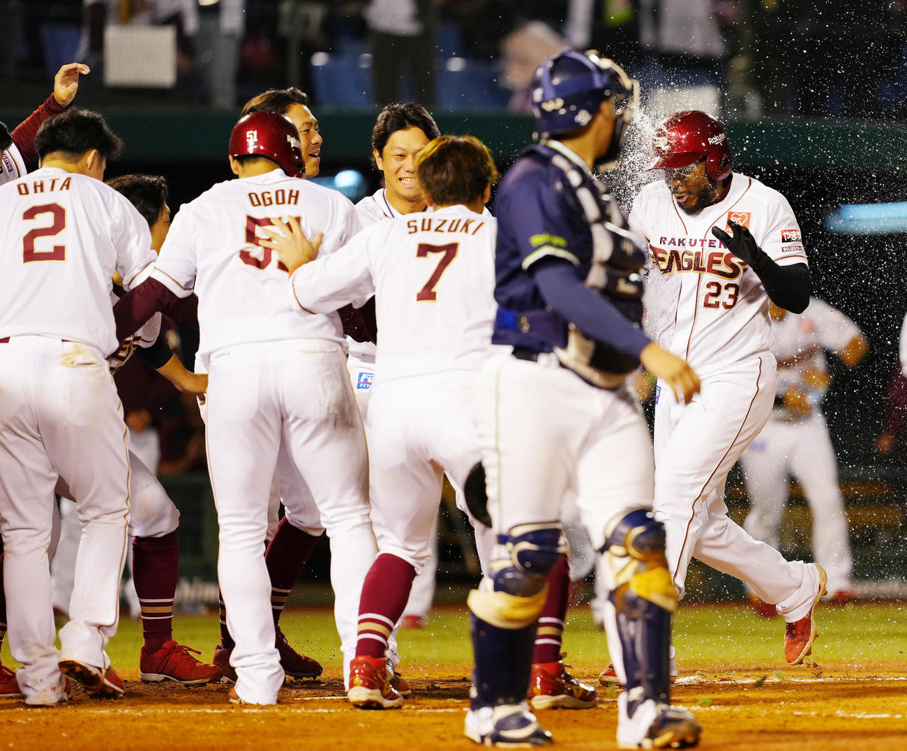 楽天対ヤクルト　9回裏楽天1死一、二塁、サヨナラ3点本塁打を放ち生還するフランコ（右端）（撮影・江口和貴）