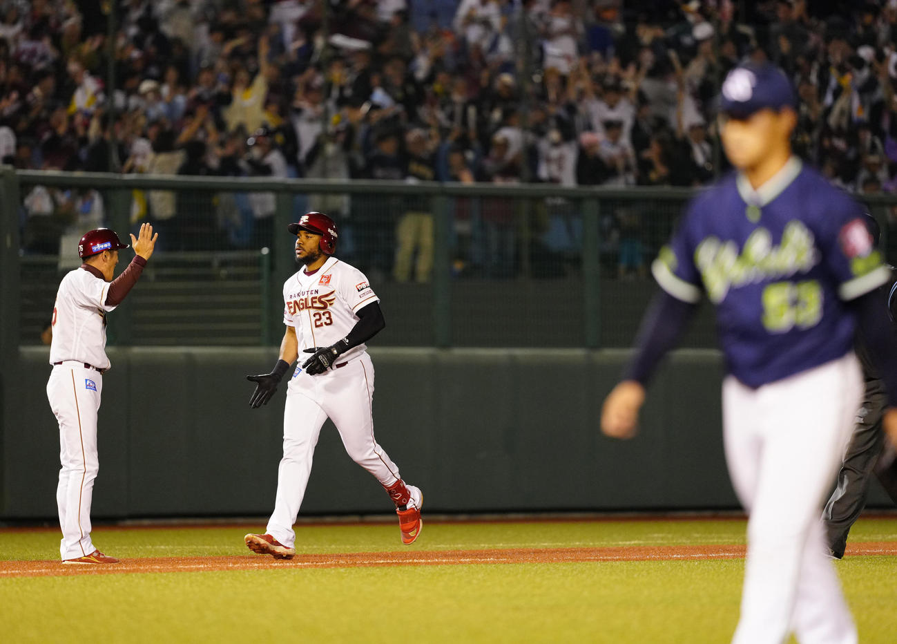 楽天対ヤクルト　9回裏楽天1死一、二塁、サヨナラ3点本塁打を放ちダイヤモンドを1周するフランコ（撮影・江口和貴）