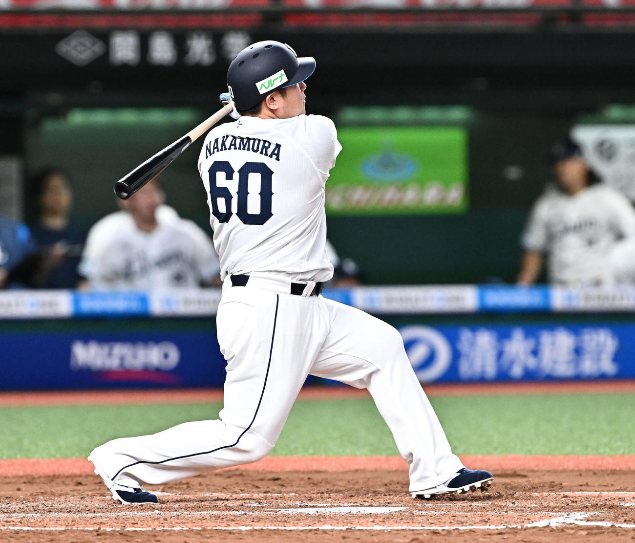西武対巨人　7回裏西武無死、中村剛は左越えソロ本塁打を放つ（撮影・滝沢徹郎）