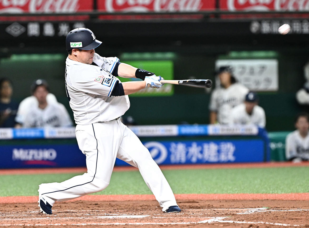 西武対巨人　7回裏西武無死、中村剛は左越えソロ本塁打を放つ（撮影・滝沢徹郎）