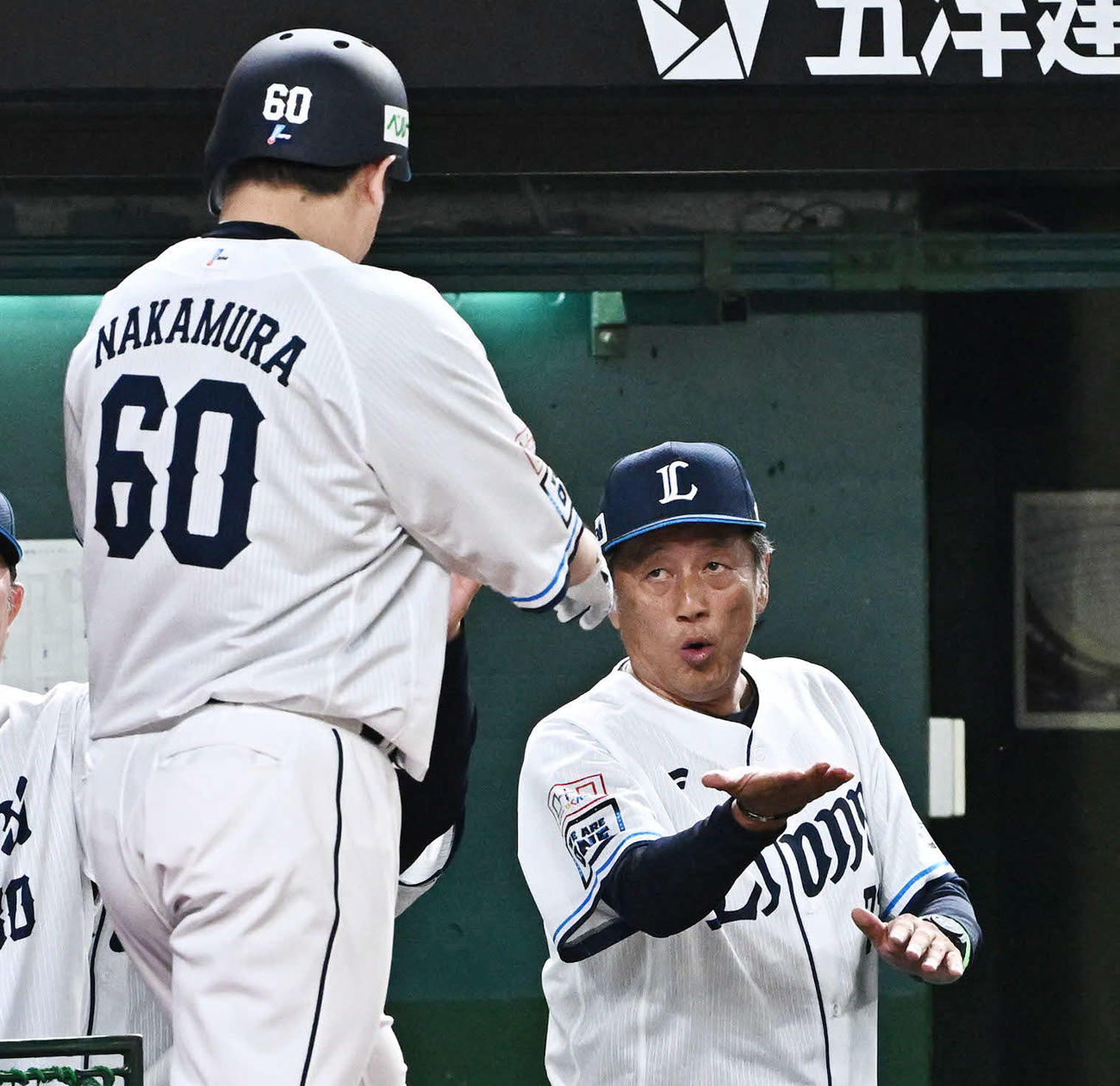 西武対巨人　7回裏西武無死、ソロ本塁打を放った中村剛（左）を迎える渡辺GM兼監督代行（撮影・滝沢徹郎）