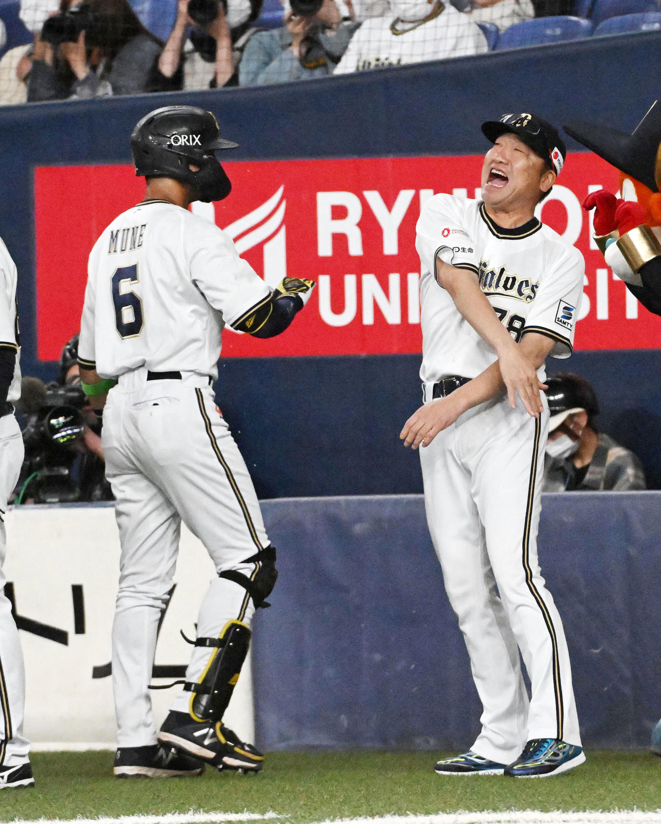 オリックス対中日　サヨナラ左犠飛を放った宗（左）と歓喜のタッチをする中嶋監督（撮影・前岡正明）