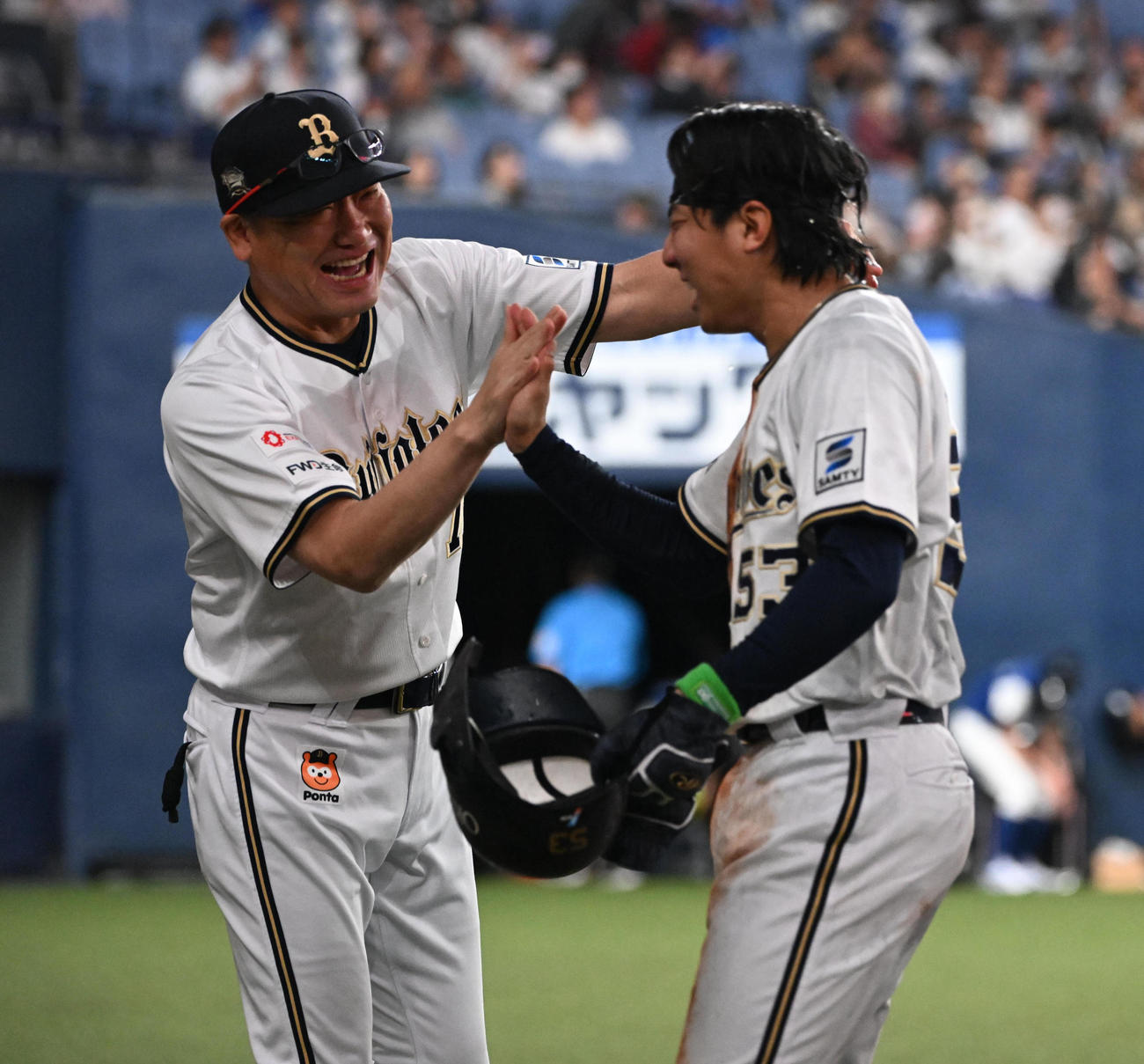 オリックス対中日　9回裏オリックス1死一、三塁、サヨナラの生還を果たした宜保（右）は中嶋監督とタッチ（撮影・和賀正仁）