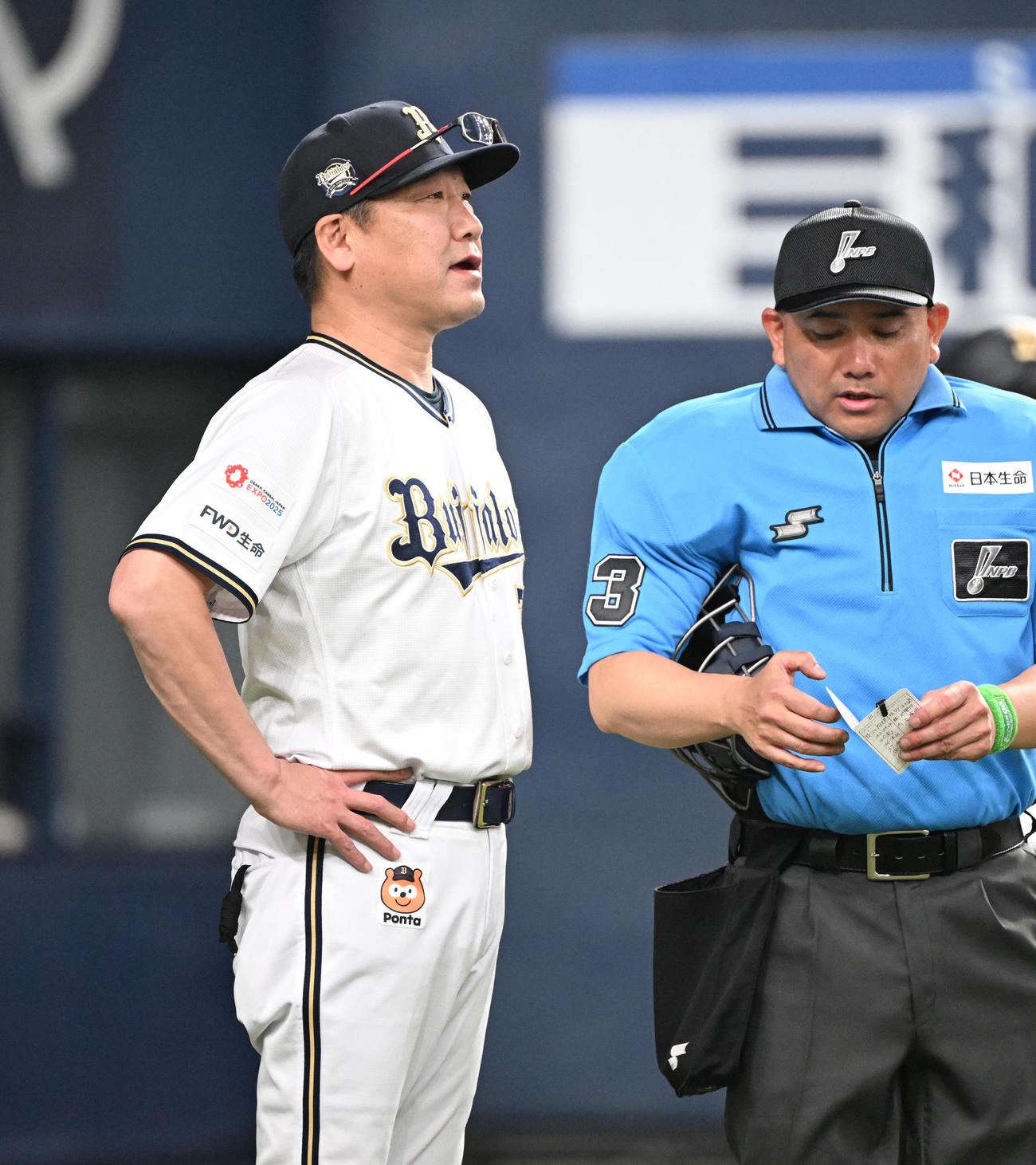 オリックス対中日　7回を終え選手の交代を告げるオリックス中嶋監督（撮影・和賀正仁）