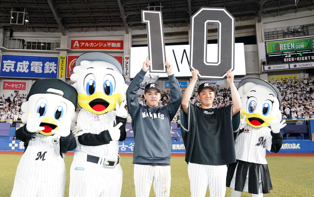 ロッテ対阪神　10連勝を達成しボードを掲げるロッテ小川（左）と鈴木（撮影・横山健太）