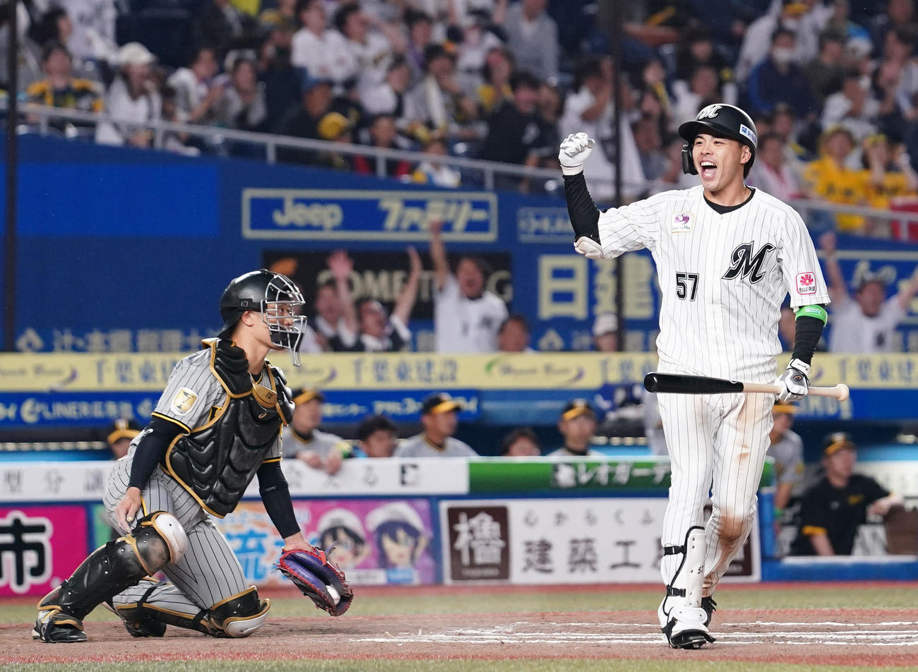 ロッテ対阪神　10回裏ロッテ2死満塁、サヨナラとなる押し出し四球を選びガッツポーズする小川（右）（撮影・横山健太）