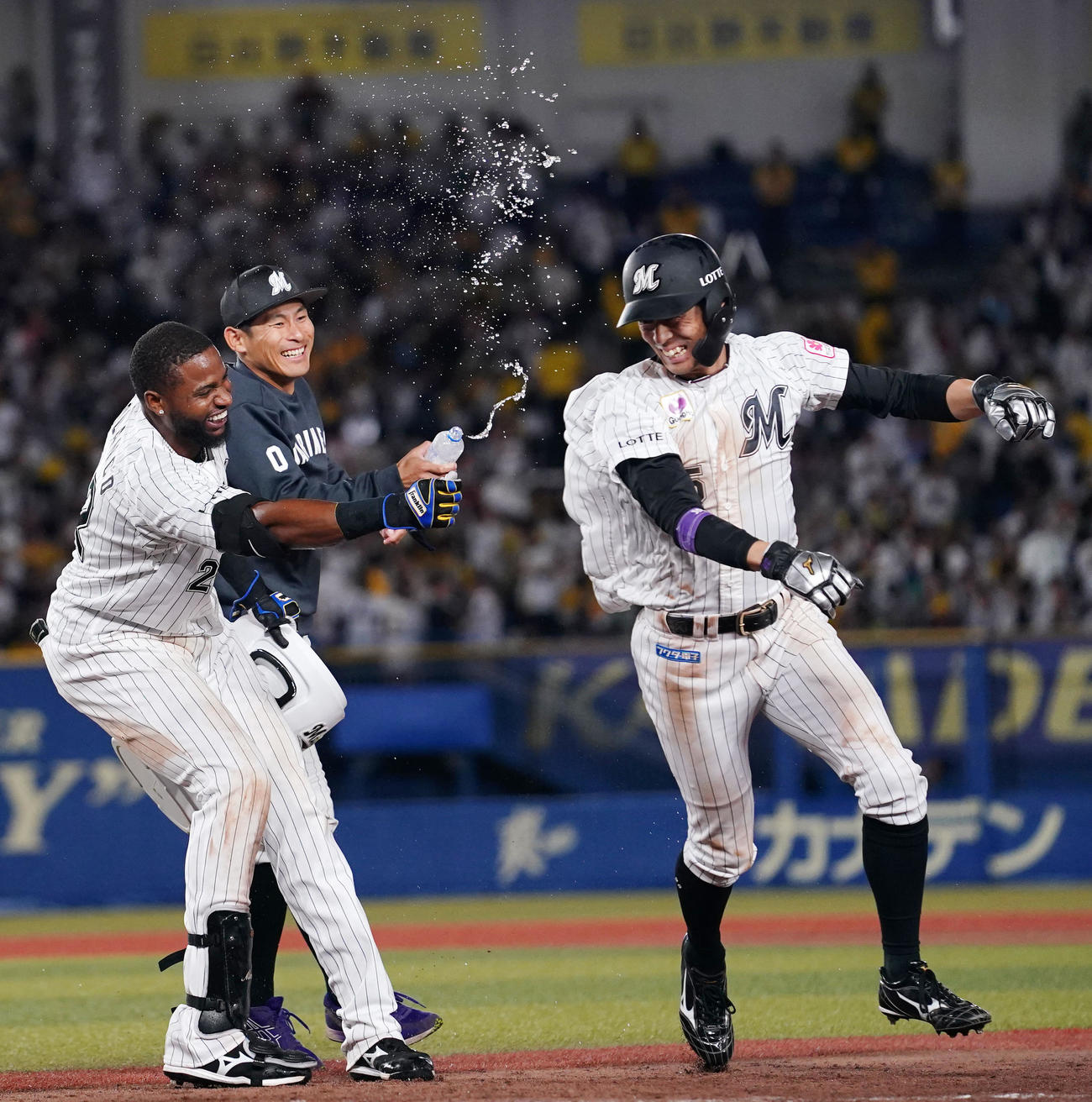 ロッテ対阪神　10連勝を達成し歓喜する、左からロッテポランコ、荻野、岡（撮影・横山健太）