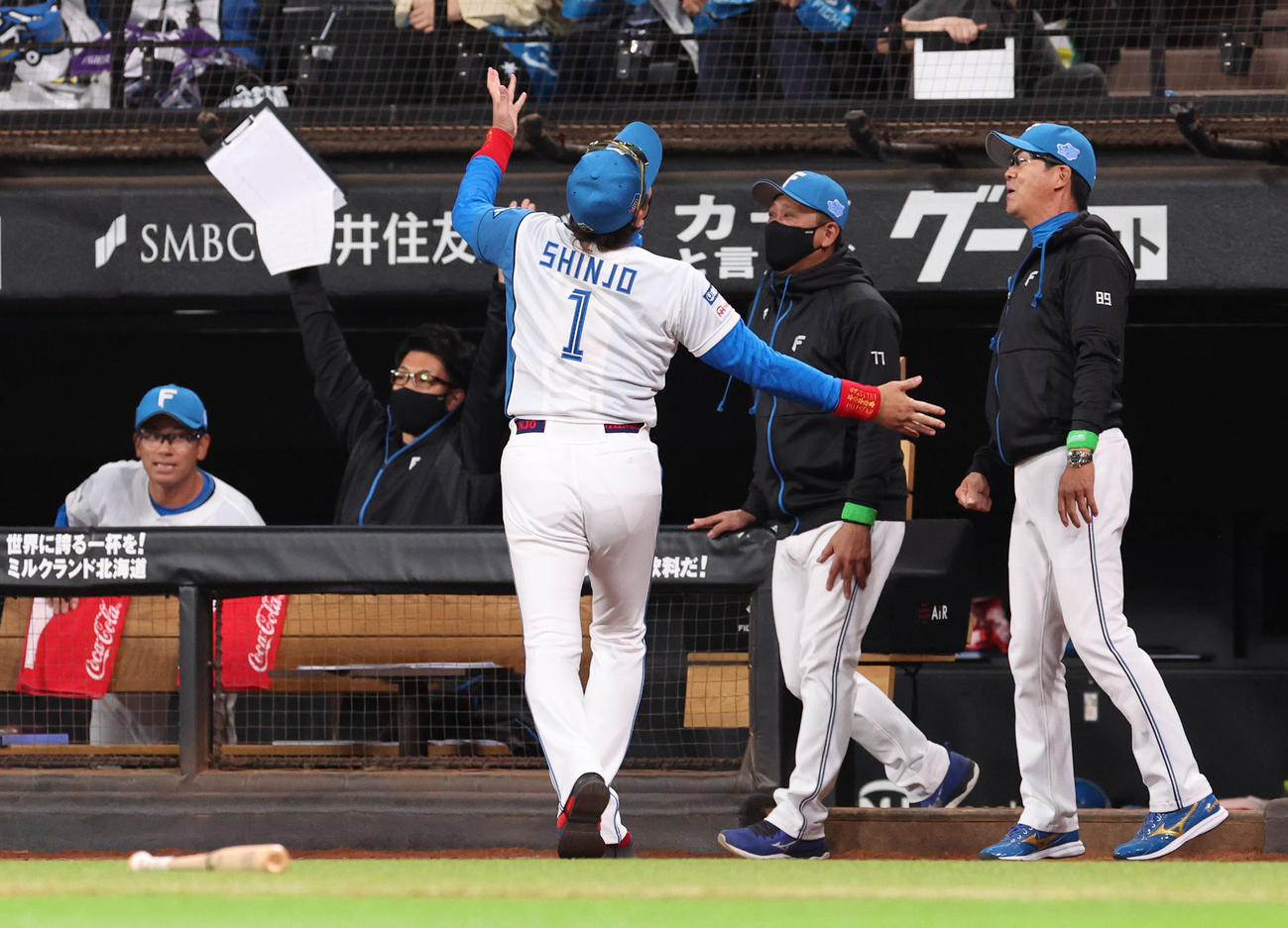日本ハム対DeNA 9回裏日本ハム2死、水谷が左飛に終わりがっかりする新庄監督（中央）（撮影・佐藤翔太）