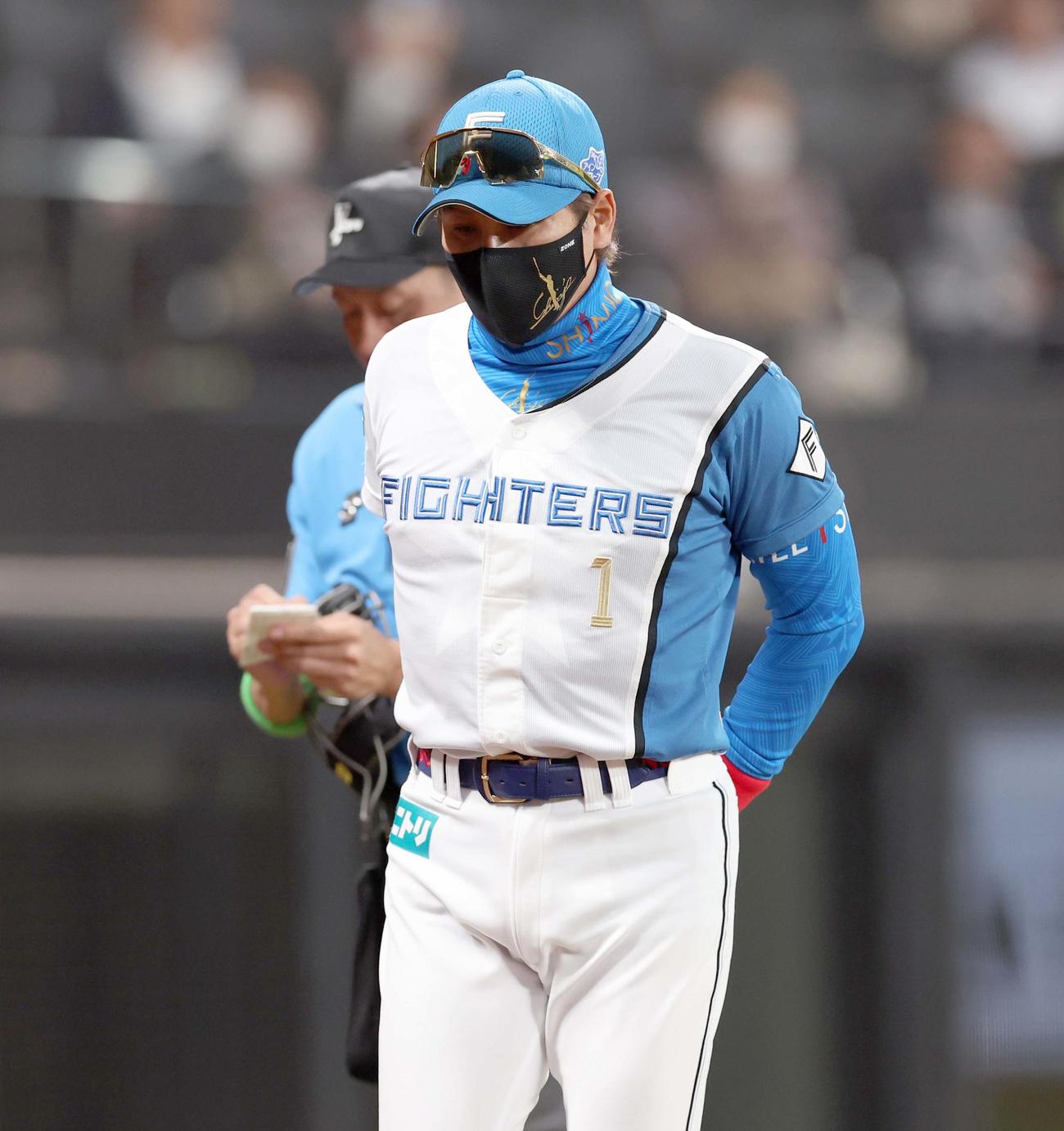 日本ハム対DeNA 10回表、勝ち越しを許し投手交代を告げる新庄監督（撮影・黒川智章）