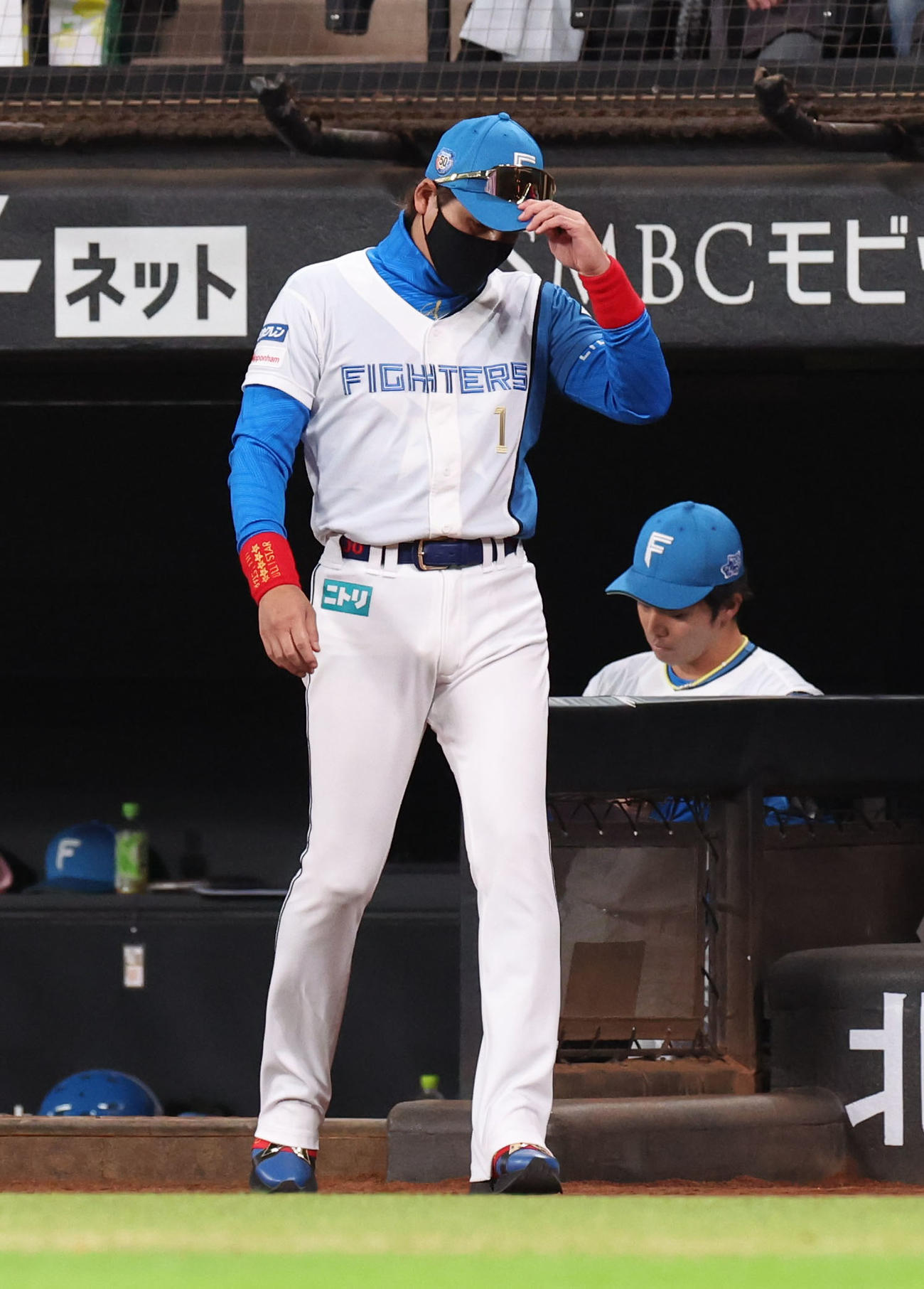 日本ハム対DeNA 10回表、勝ち越されうつむきながら選手交代を告げる新庄監督（撮影・佐藤翔太）