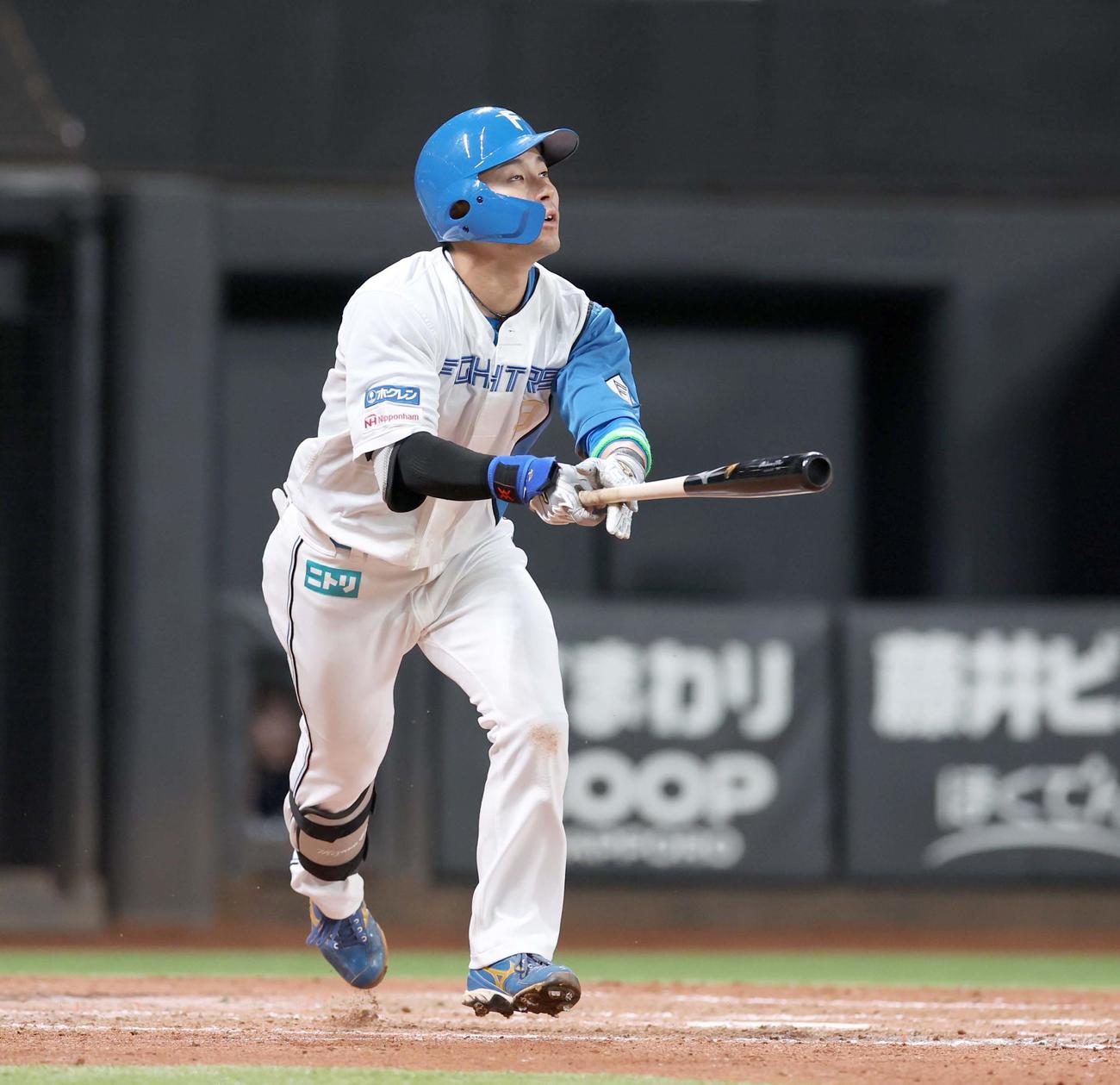 日本ハム対DeNA 5回裏日本ハム2死、右越え本塁打を放つ水野（撮影・黒川智章）