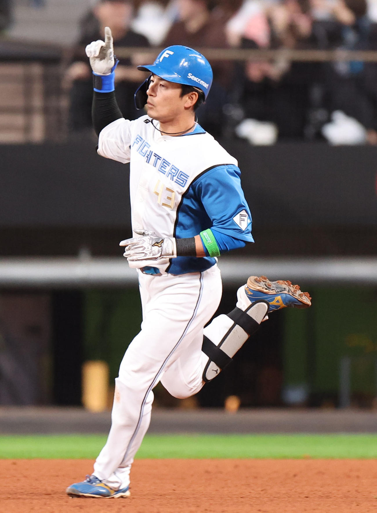 日本ハム対DeNA 5回裏日本ハム2死、水野は右越え本塁打を放ちポーズをとる（撮影・佐藤翔太）