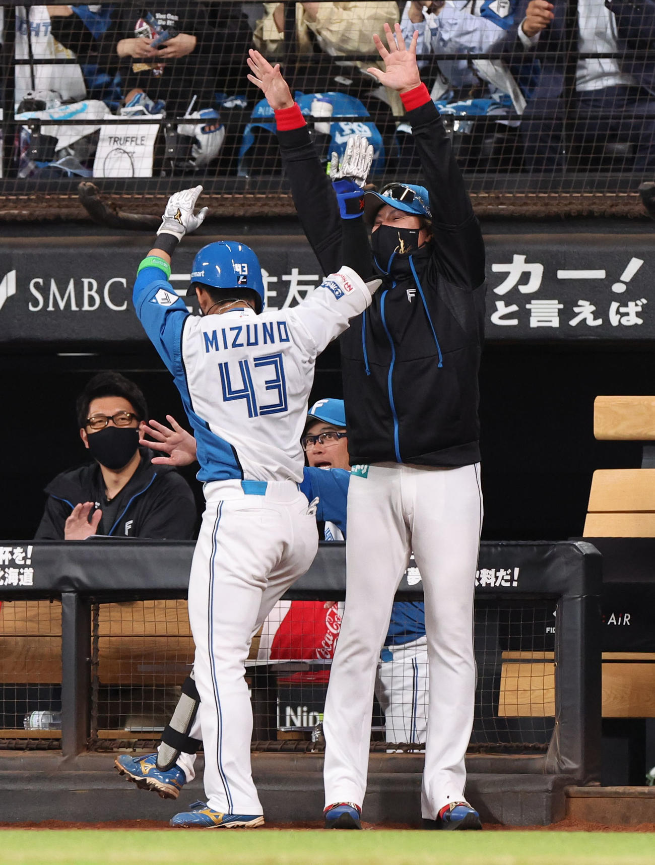 日本ハム対DeNA 5回裏日本ハム2死、右越え本塁打を放った水野（左）を出迎える新庄監督（撮影・佐藤翔太）