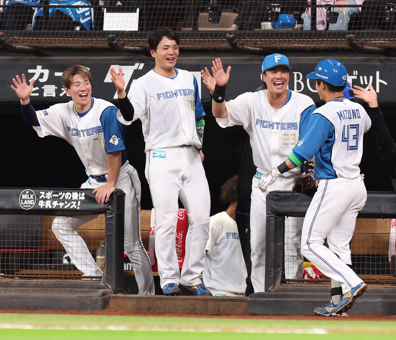 日本ハム対DeNA 5回裏日本ハム2死、水野（右）は右越え本塁打を放ちナインに出迎えられる（撮影・佐藤翔太）