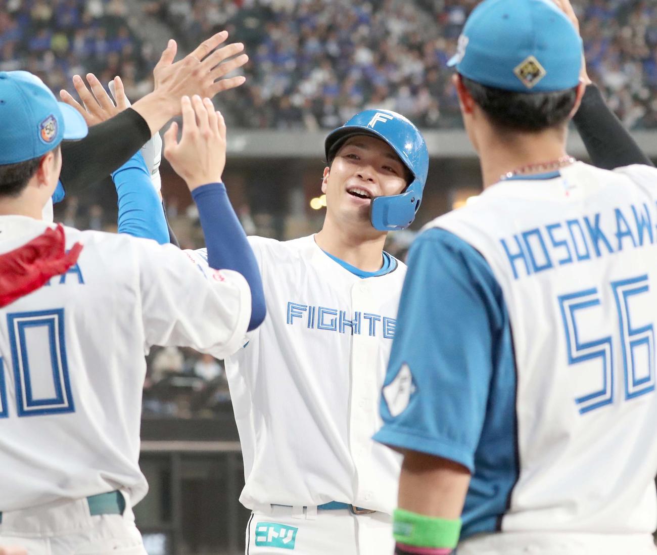 日本ハム対DeNA 4回裏、本塁打を放った郡司はナインに出迎えられる（撮影・黒川智章）