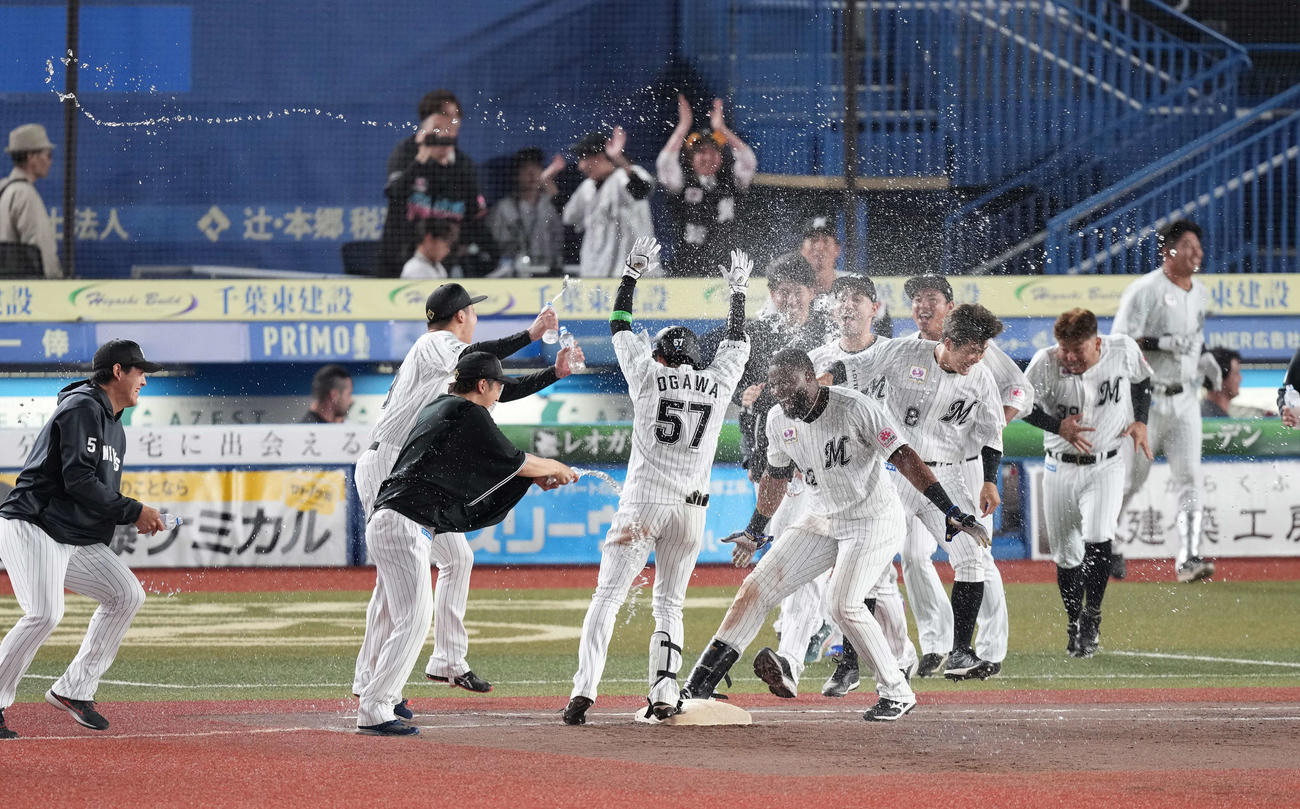 ロッテ対阪神　延長10回裏ロッテ2死満塁、小川（中央）はサヨナラの押し出し四球を選び歓喜のナインからウオーターシャワーの祝福を受ける（撮影・小沢裕）