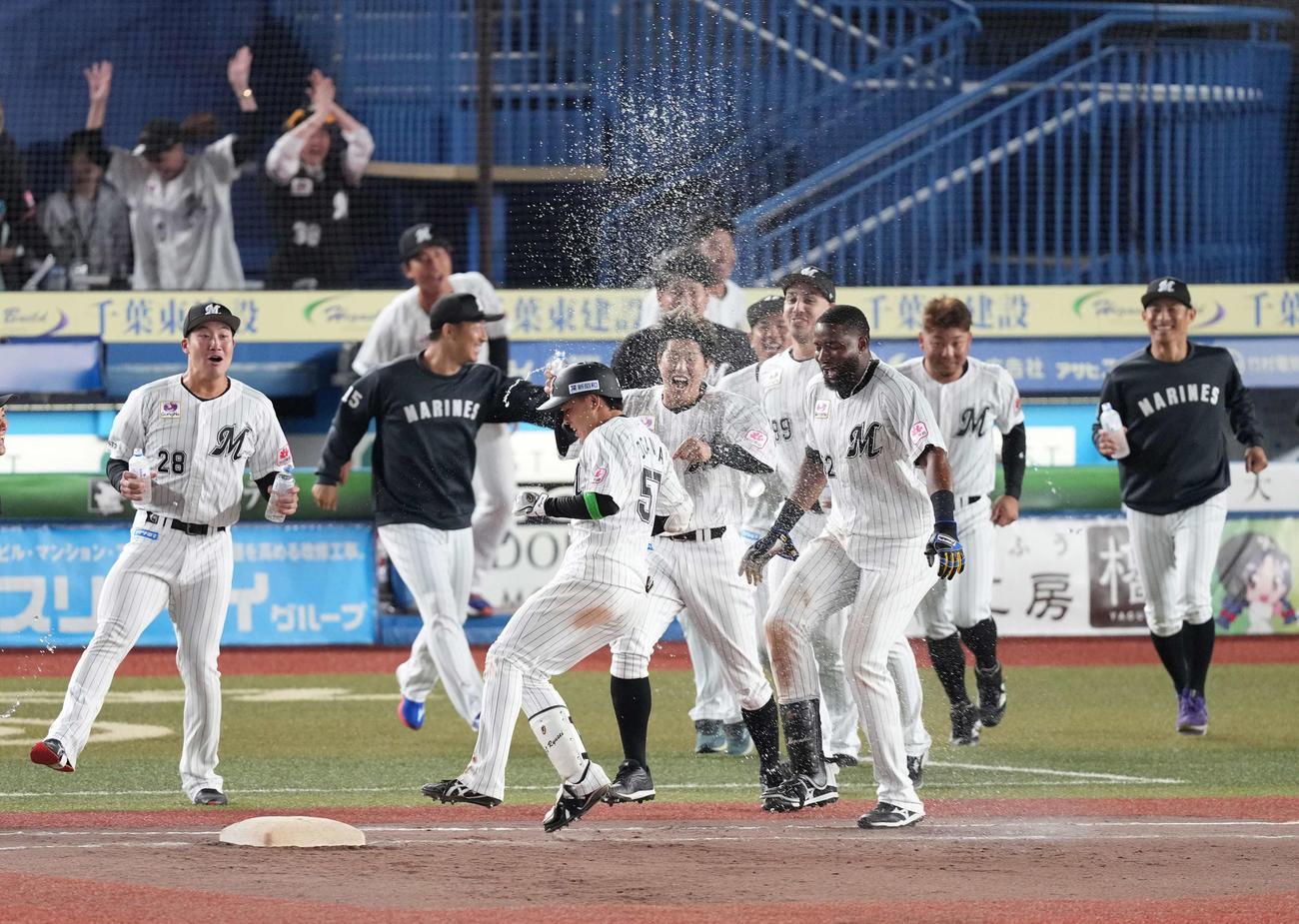 ロッテ対阪神　延長10回裏ロッテ2死満塁、小川（中央）はサヨナラの押し出し四球を選び歓喜のナインからウオーターシャワーの祝福を受ける（撮影・小沢裕）