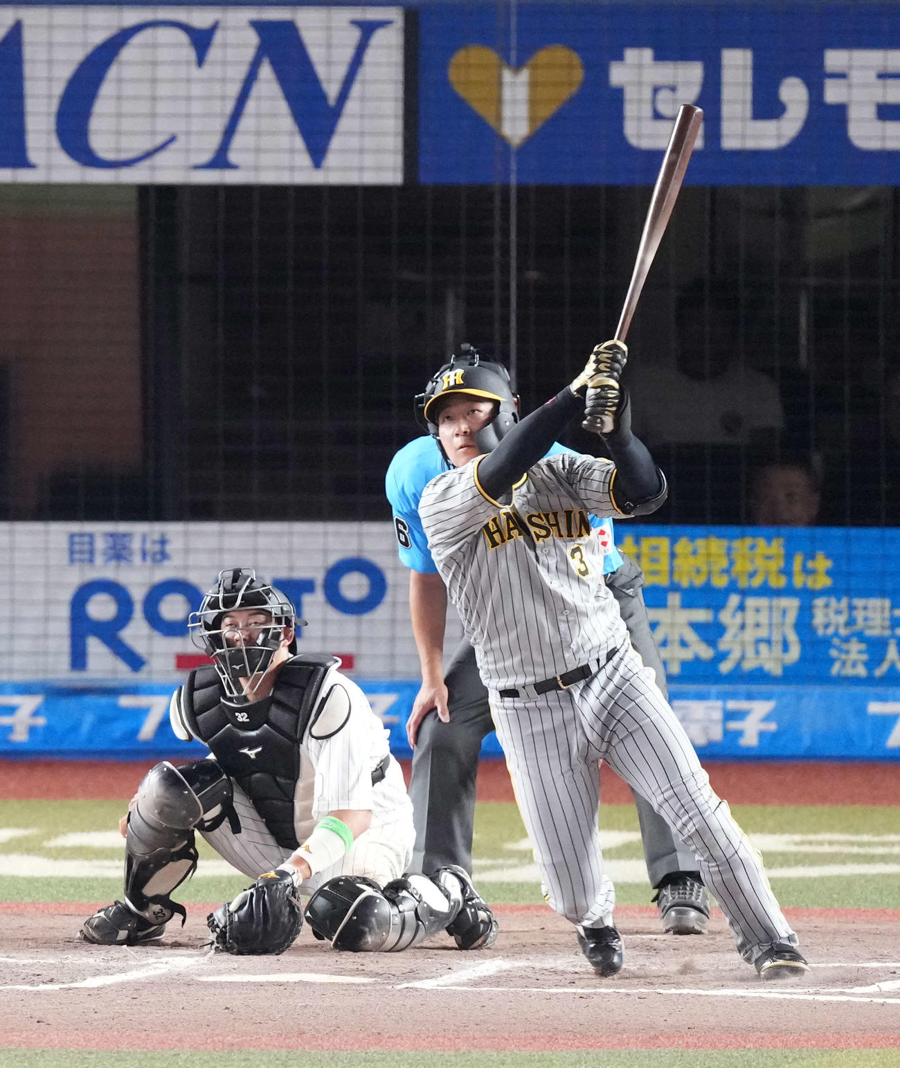 ロッテ対阪神　7回表阪神1死、大山は右二塁打を放つ（撮影・小沢裕）