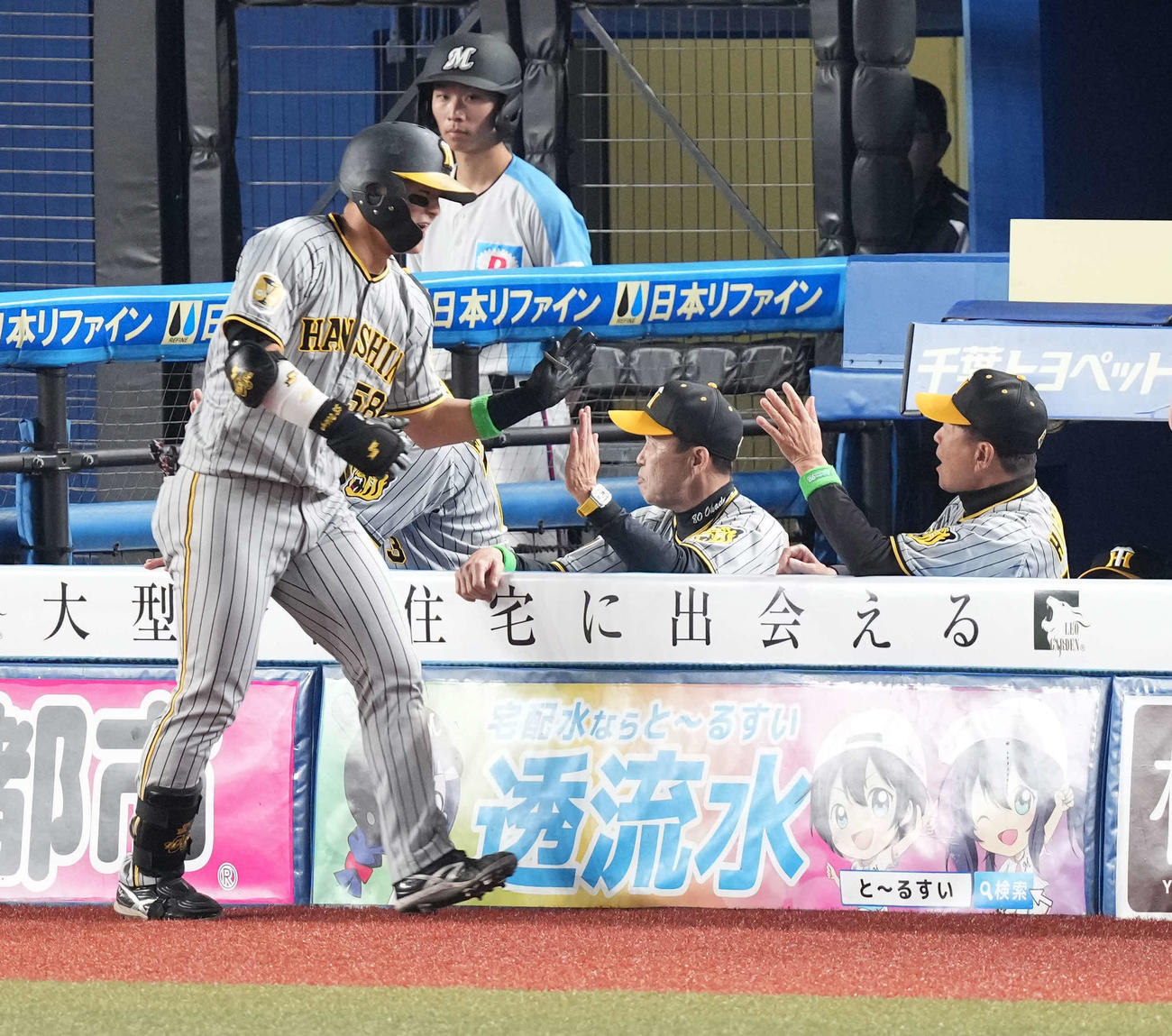 ロッテ対阪神　6回表阪神無死一塁、前川（左）は右越えに同点2点本塁打を放ち岡田監督から祝福を受ける（撮影・小沢裕）