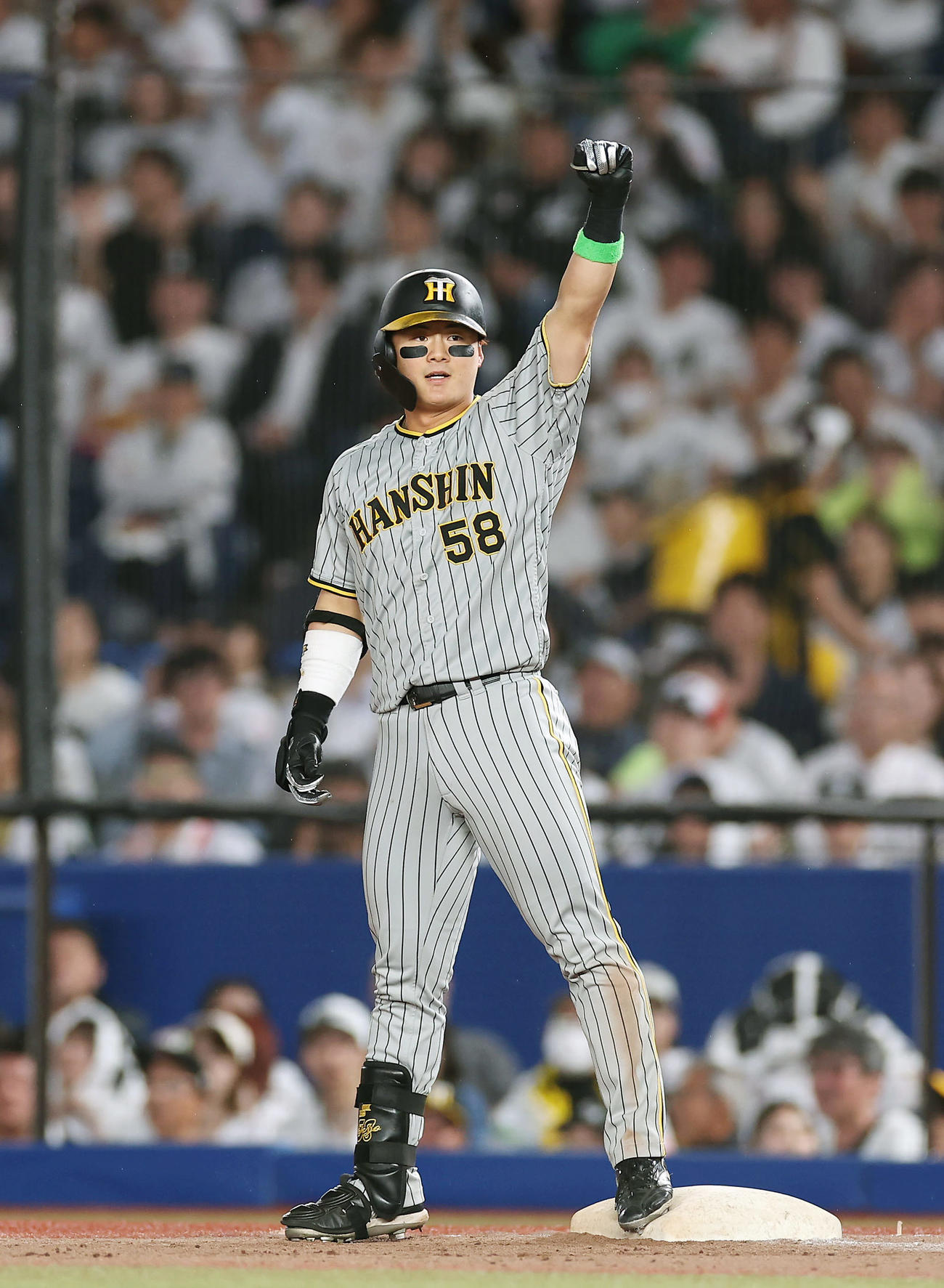 ロッテ対阪神　7回表阪神2死一塁、右前適時打を放ちガッツポーズする前川（撮影・前田充）