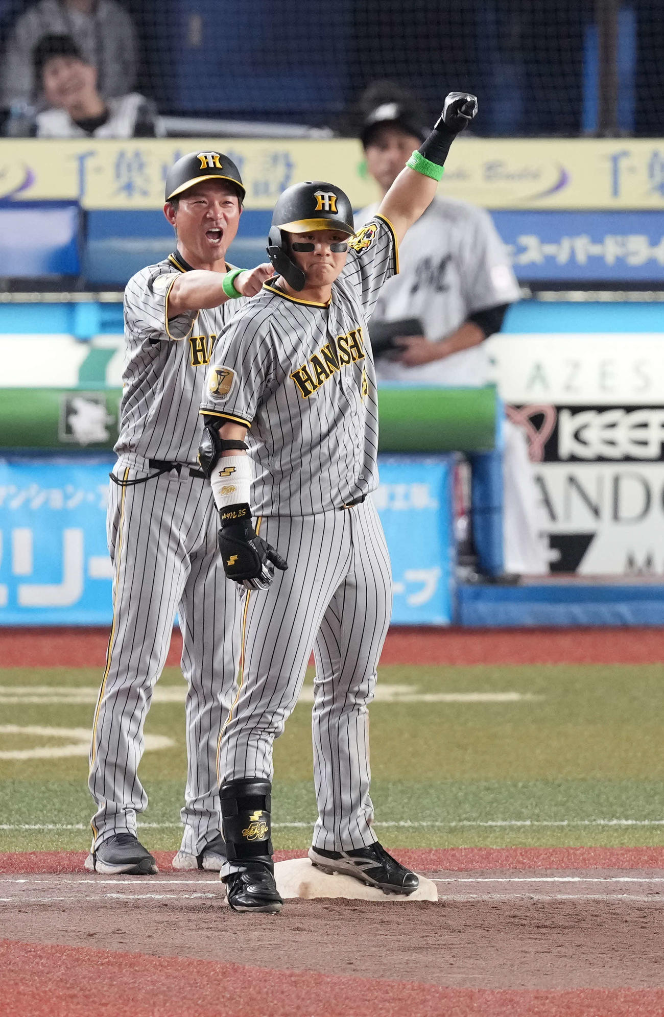 ロッテ対阪神　7回表阪神2死二塁、前川は勝ち越しの右前適時打を放ちガッツポーズ（撮影・小沢裕）