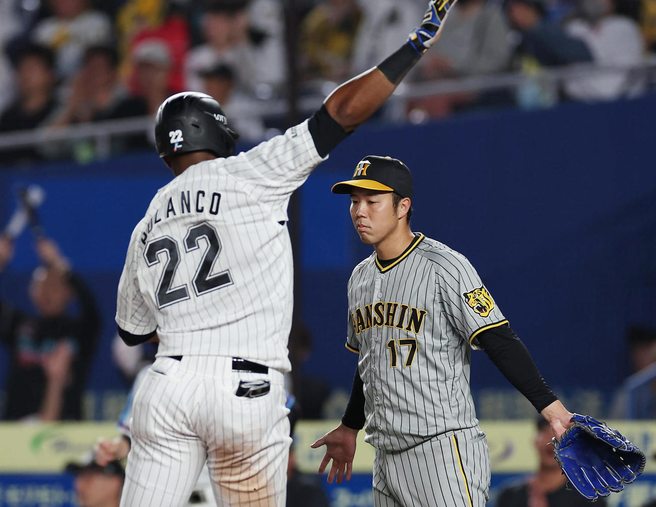 ロッテ対阪神　4回裏ロッテ無死三塁、安田に勝ち越し犠飛を浴びた青柳。左は生還したポランコ（撮影・前田充）