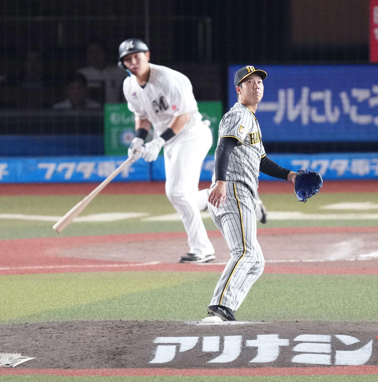 ロッテ対阪神　4回裏ロッテ無死三塁、阪神先発の青柳は安田（後方左）に勝ち越しの中犠飛を許す（撮影・小沢裕）