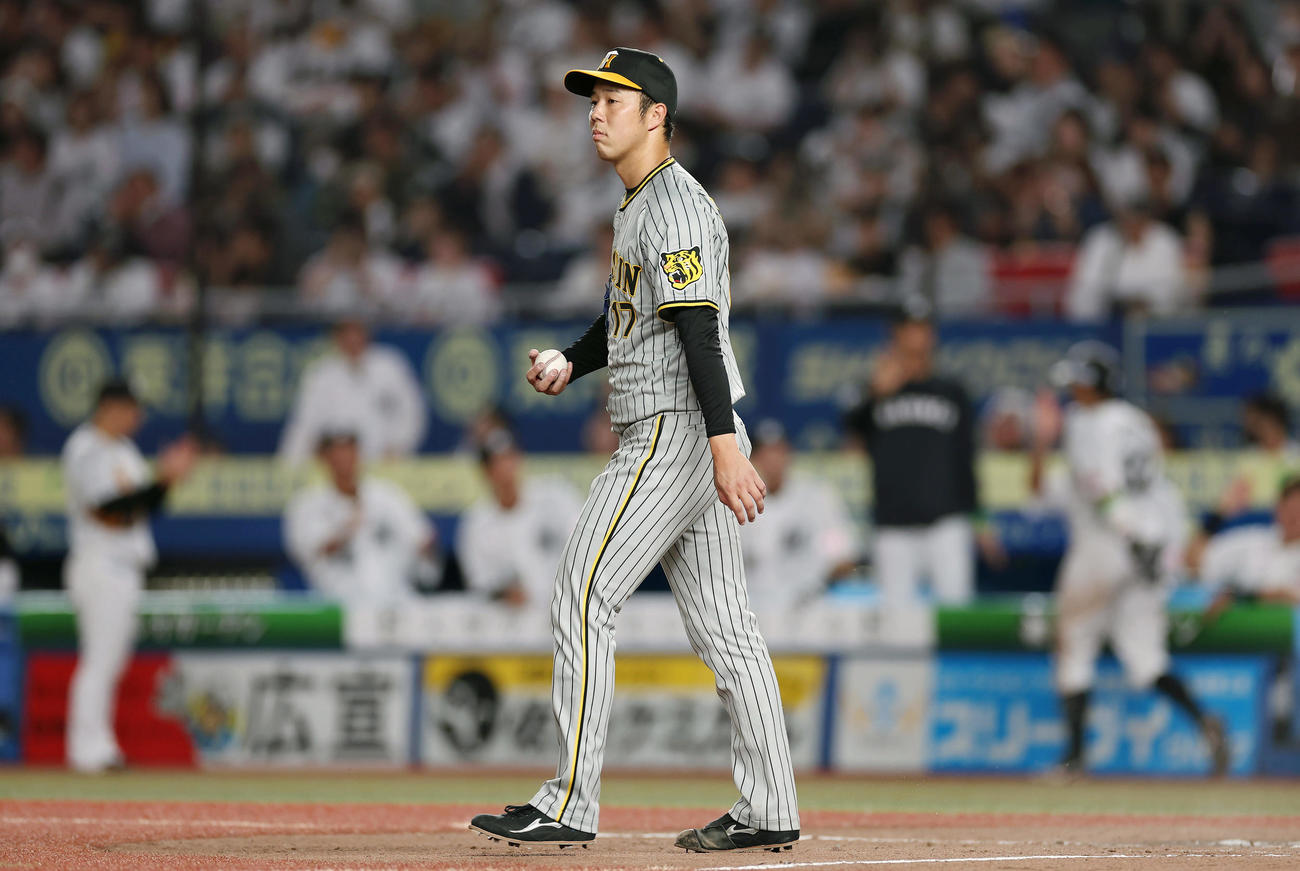 ロッテ対阪神　4回裏ロッテ2死一、二塁、和田に適時打を浴びた青柳（撮影・前田充）