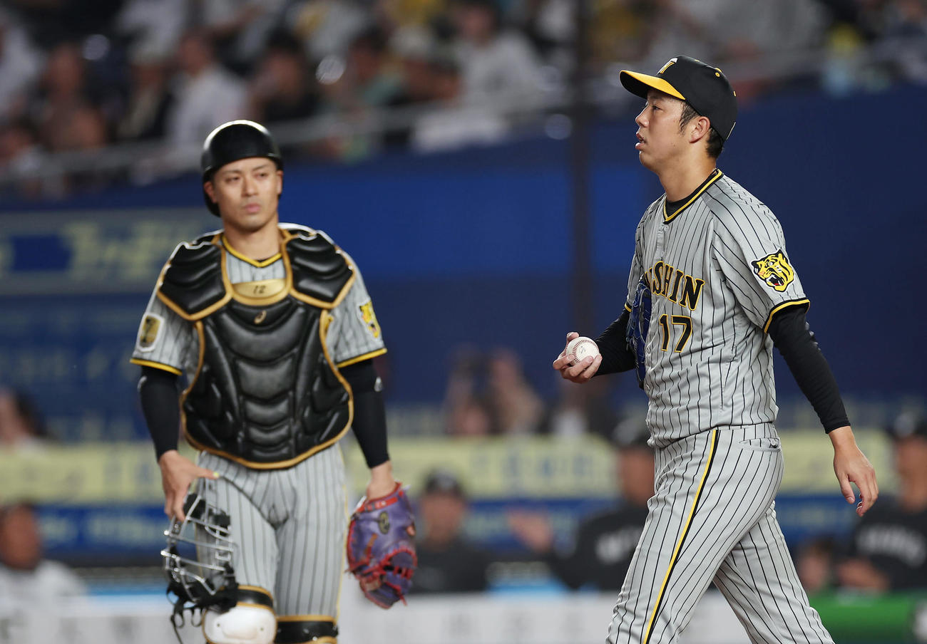 ロッテ対阪神　4回裏ロッテ2死一、二塁、和田に適時打を浴びた青柳。左は坂本（撮影・前田充）