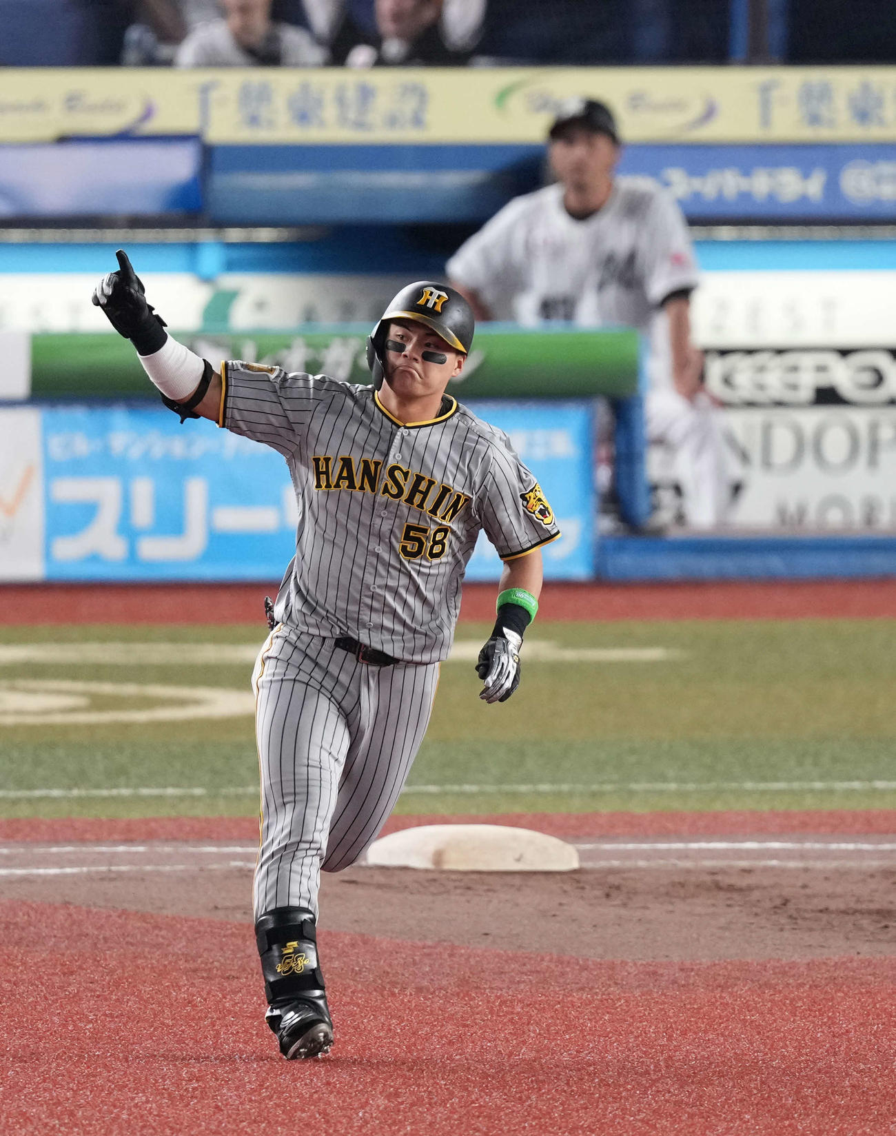 ロッテ対阪神　6回表阪神無死一塁、前川は右越えに同点2点本塁打を放ち右手を掲げる（撮影・小沢裕）