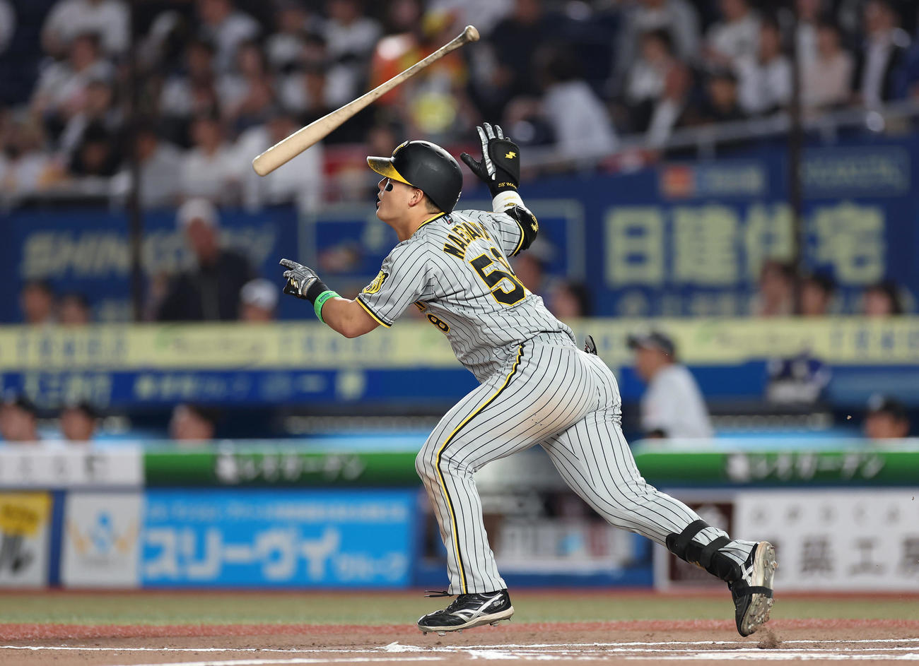 ロッテ対阪神　6回表阪神無死一塁、右中間へ同点2点本塁打を放つ前川（撮影・前田充）