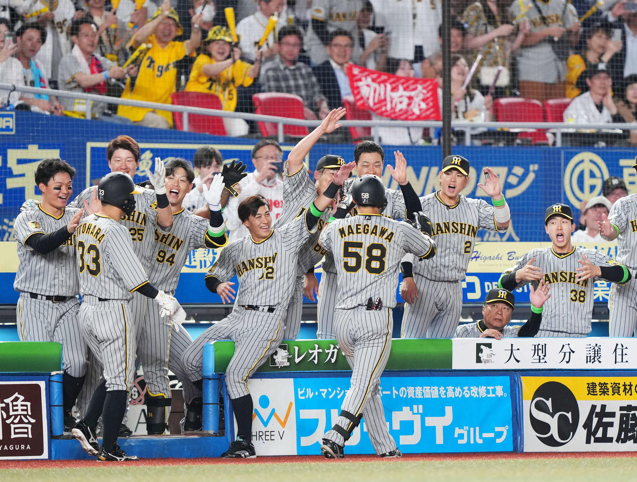 ロッテ対阪神　6回表阪神無死一塁、右越え2点本塁打を放った前川をタッチで迎える阪神ナイン（撮影・横山健太）