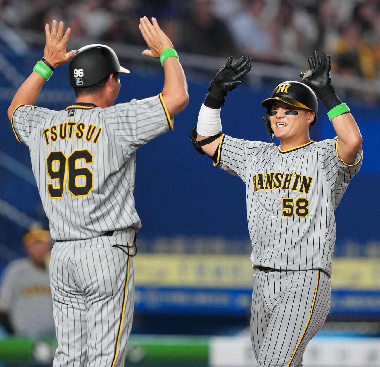 ロッテ対阪神　6回表阪神無死一塁、右越え2点本塁打を放ちタッチを交わす前川（右）（撮影・横山健太）