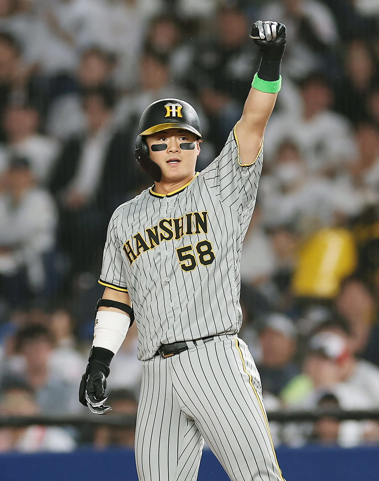 ロッテ対阪神　7回表阪神2死一塁、右前適時打を放ちガッツポーズする前川（撮影・前田充）