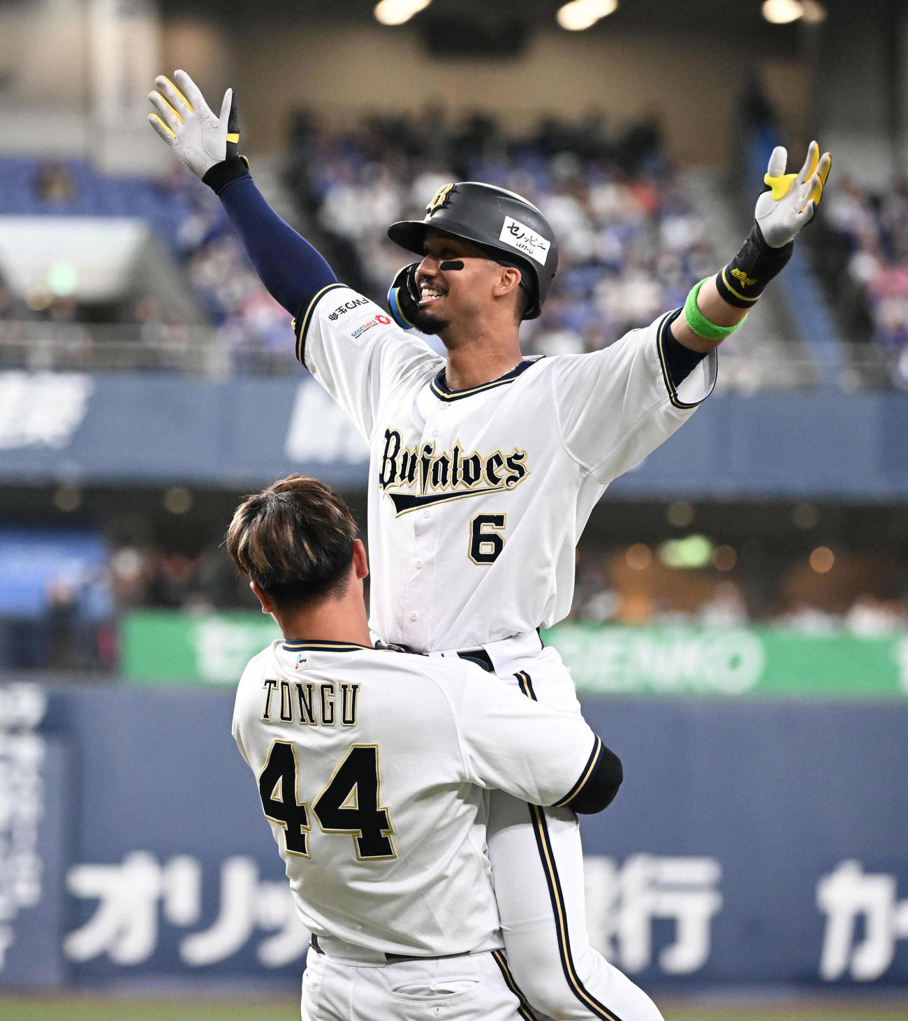 オリックス対中日　9回裏オリックス1死一、三塁、サヨナラ犠飛を放った宗は頓宮に抱えられバンザイ（撮影・和賀正仁）