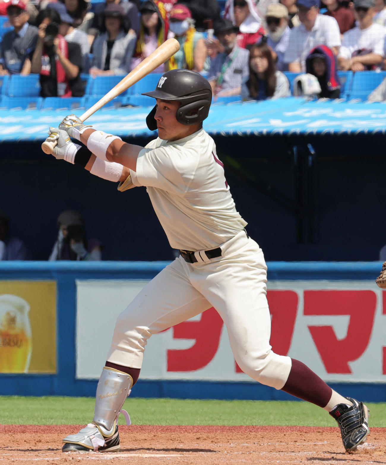 慶大対早大　3回裏早大2死、左越え本塁打を放つ吉納（撮影・野上伸悟）