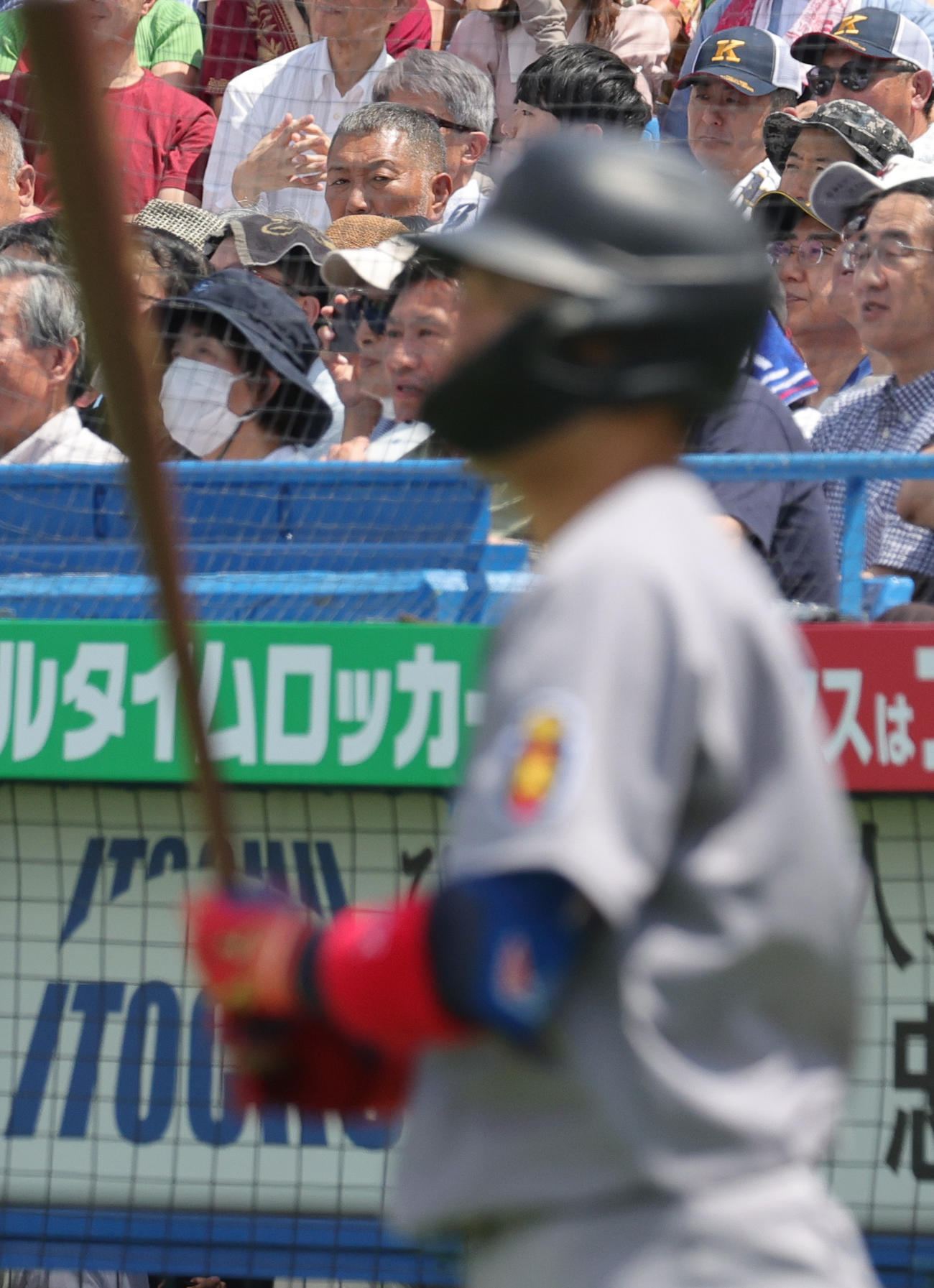 慶大対早大　観戦する清原和博氏。手前は長男の慶大・清原正吾（撮影・野上伸悟）