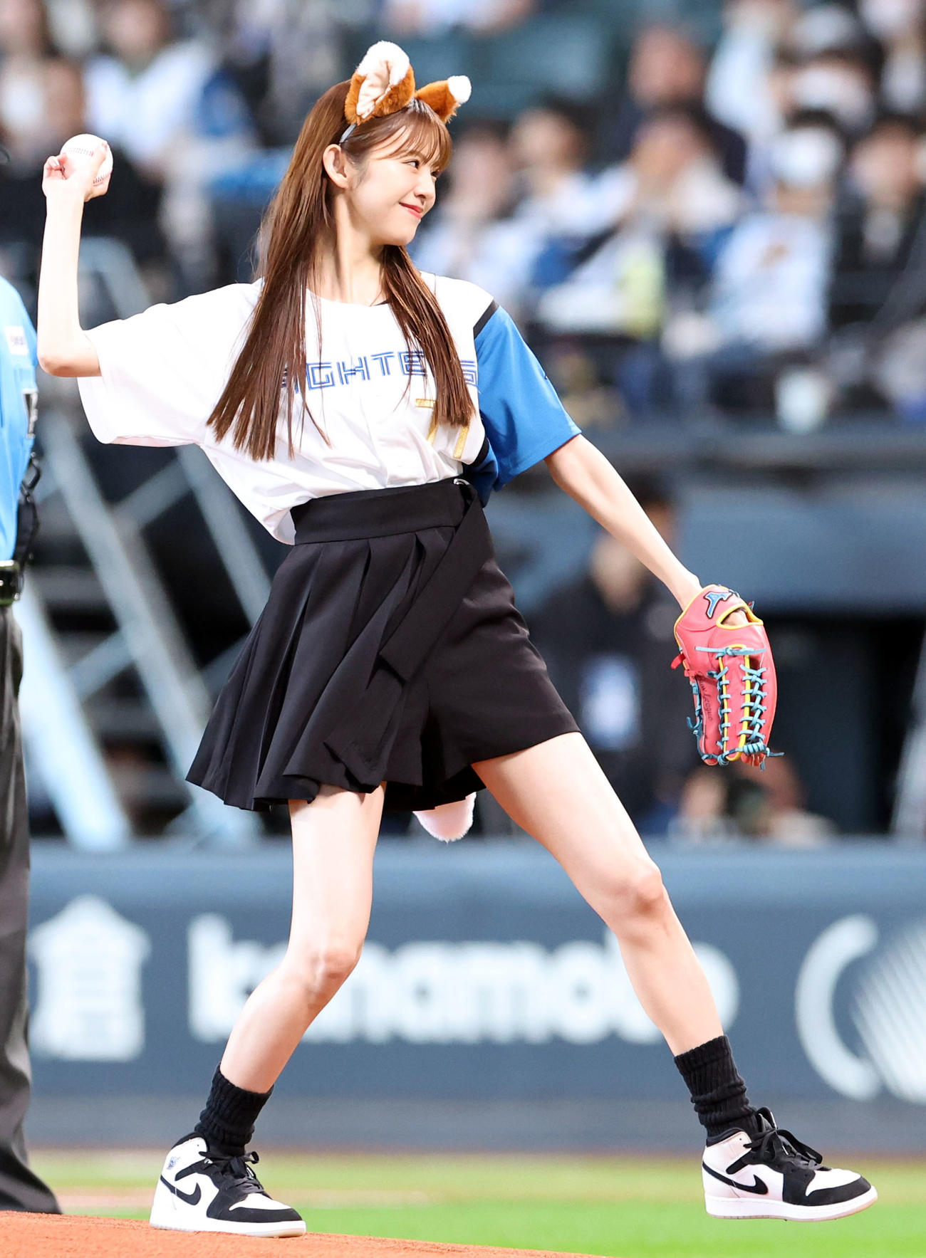 日本ハム対DeNA　試合前、始球式を務める鈴木ゆうか（撮影・佐藤翔太）
